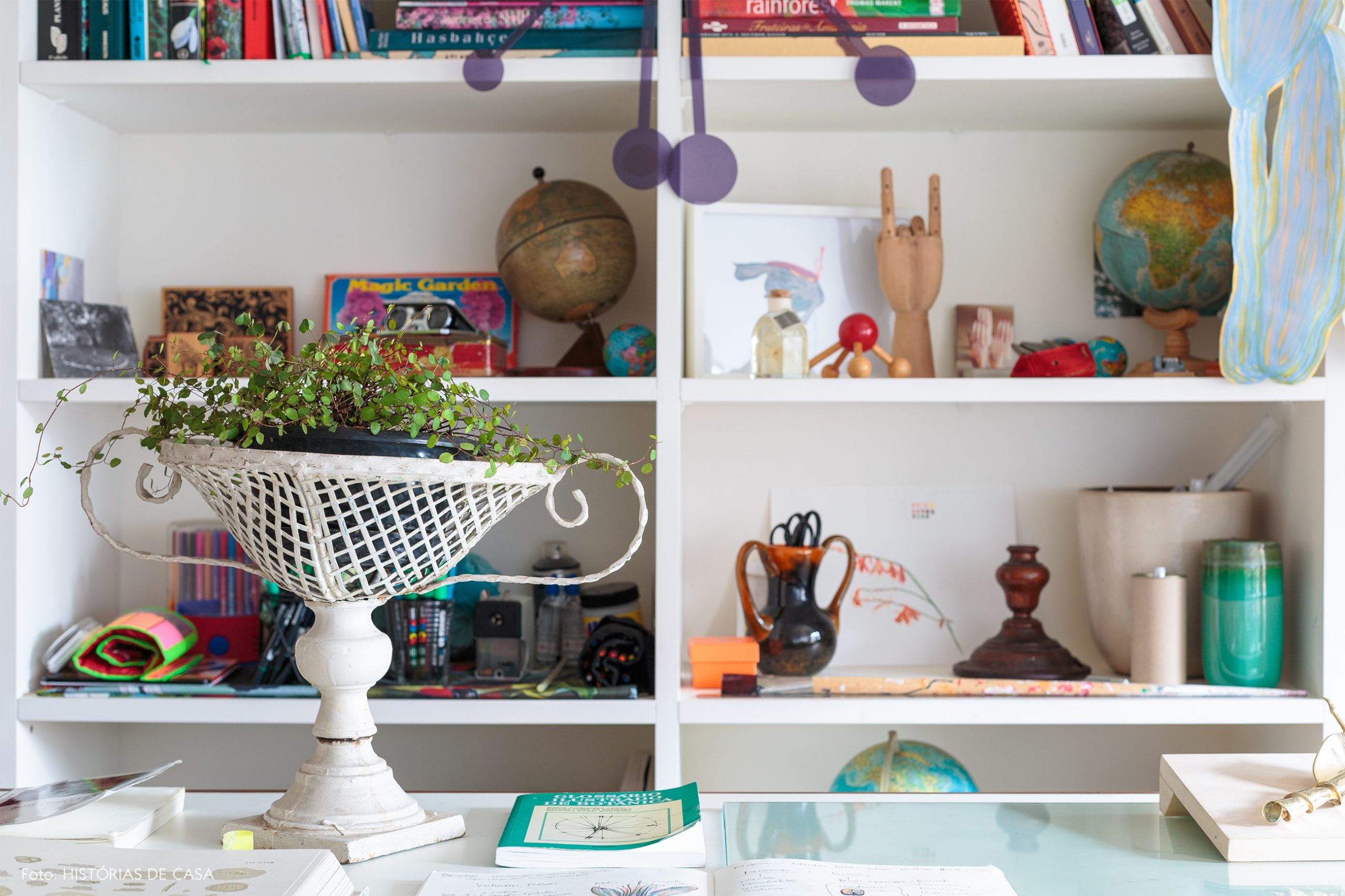 decoração atelie com estante branca e vaso branco