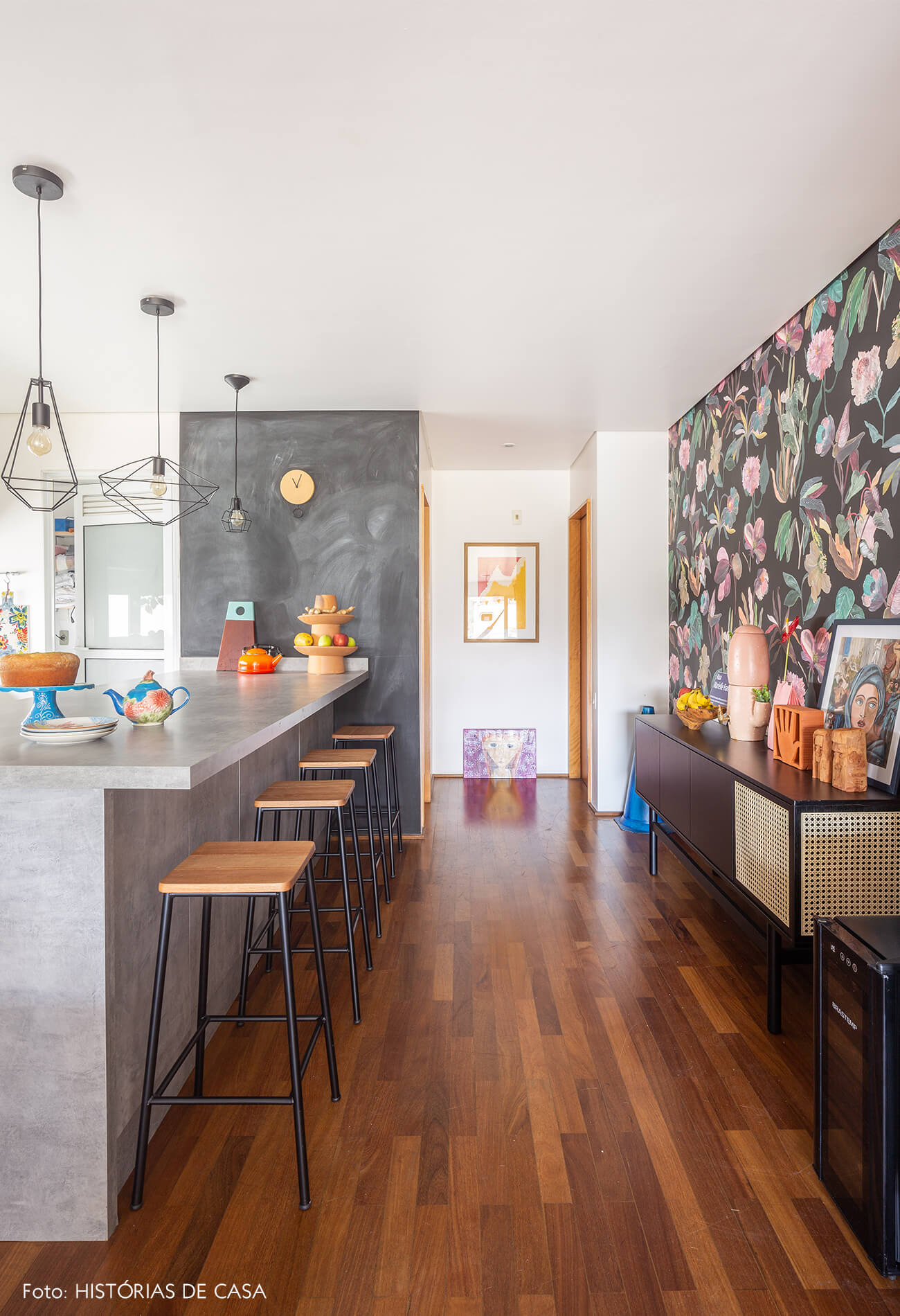 decoração cozinha com bancada de concreto e hall com papel de parede floral
