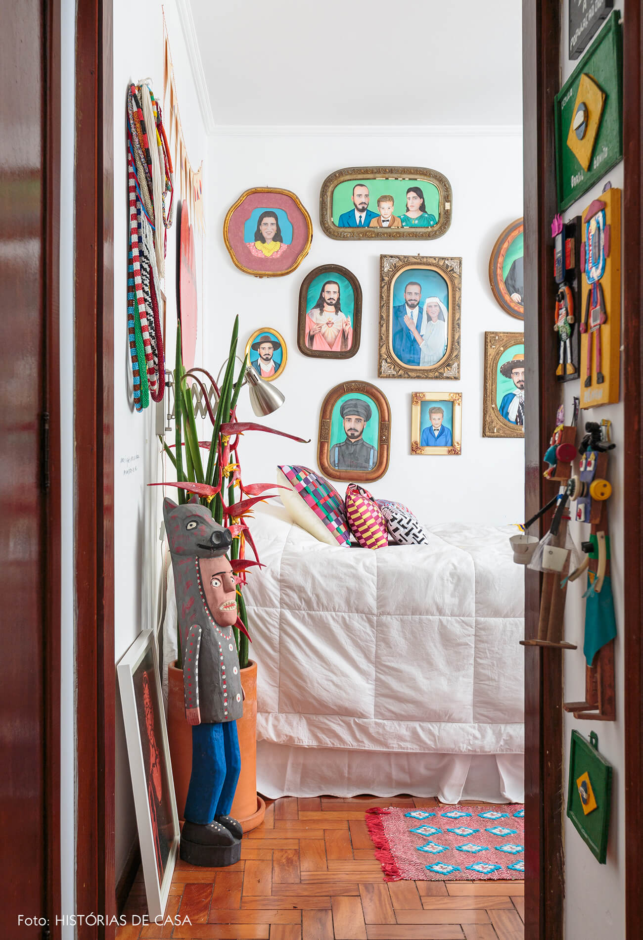 decoração quarto colorido com muitos quadros e objetos de madeira