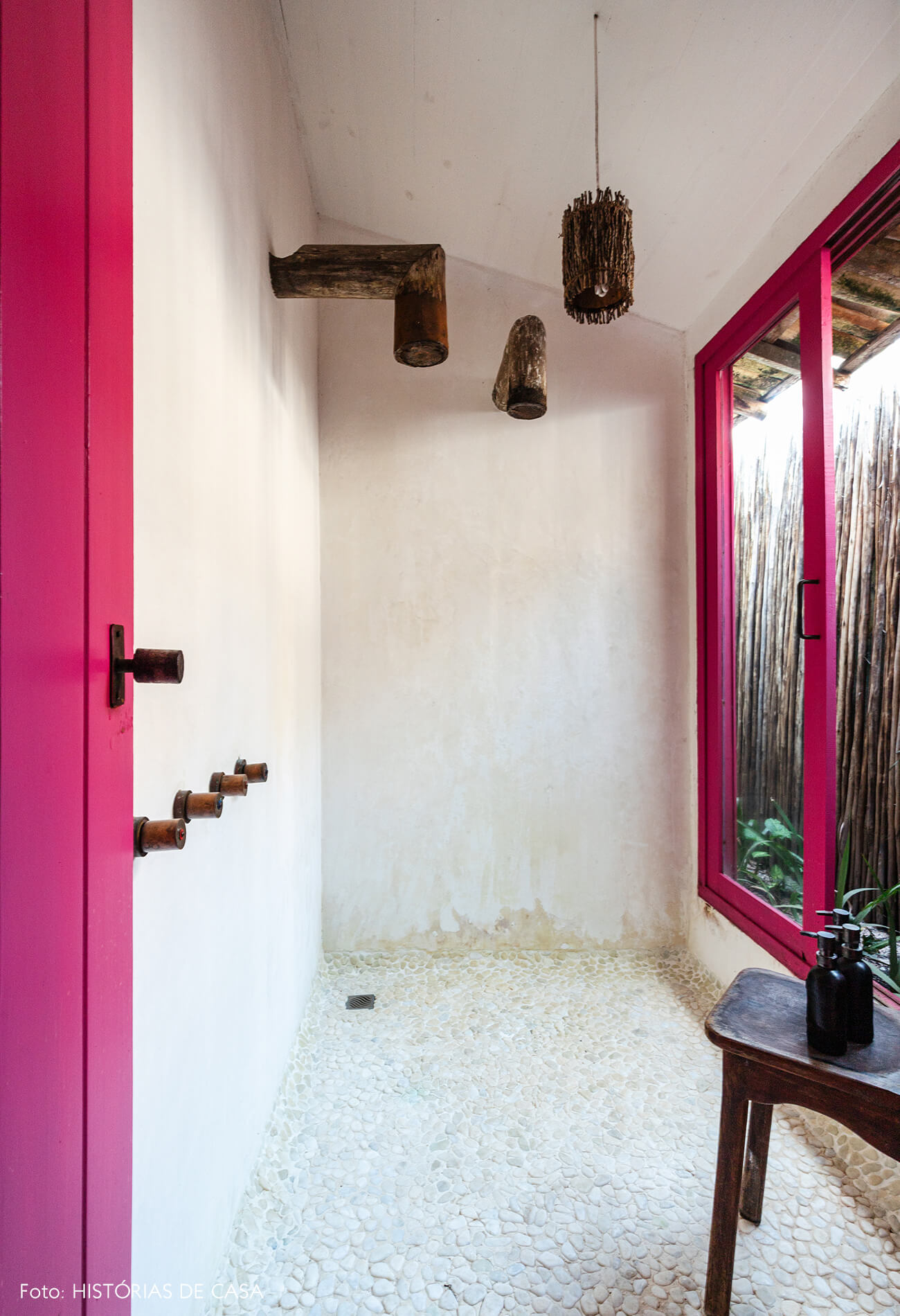 decoração Trancoso banheiro com chuveiro e torneira de madeira