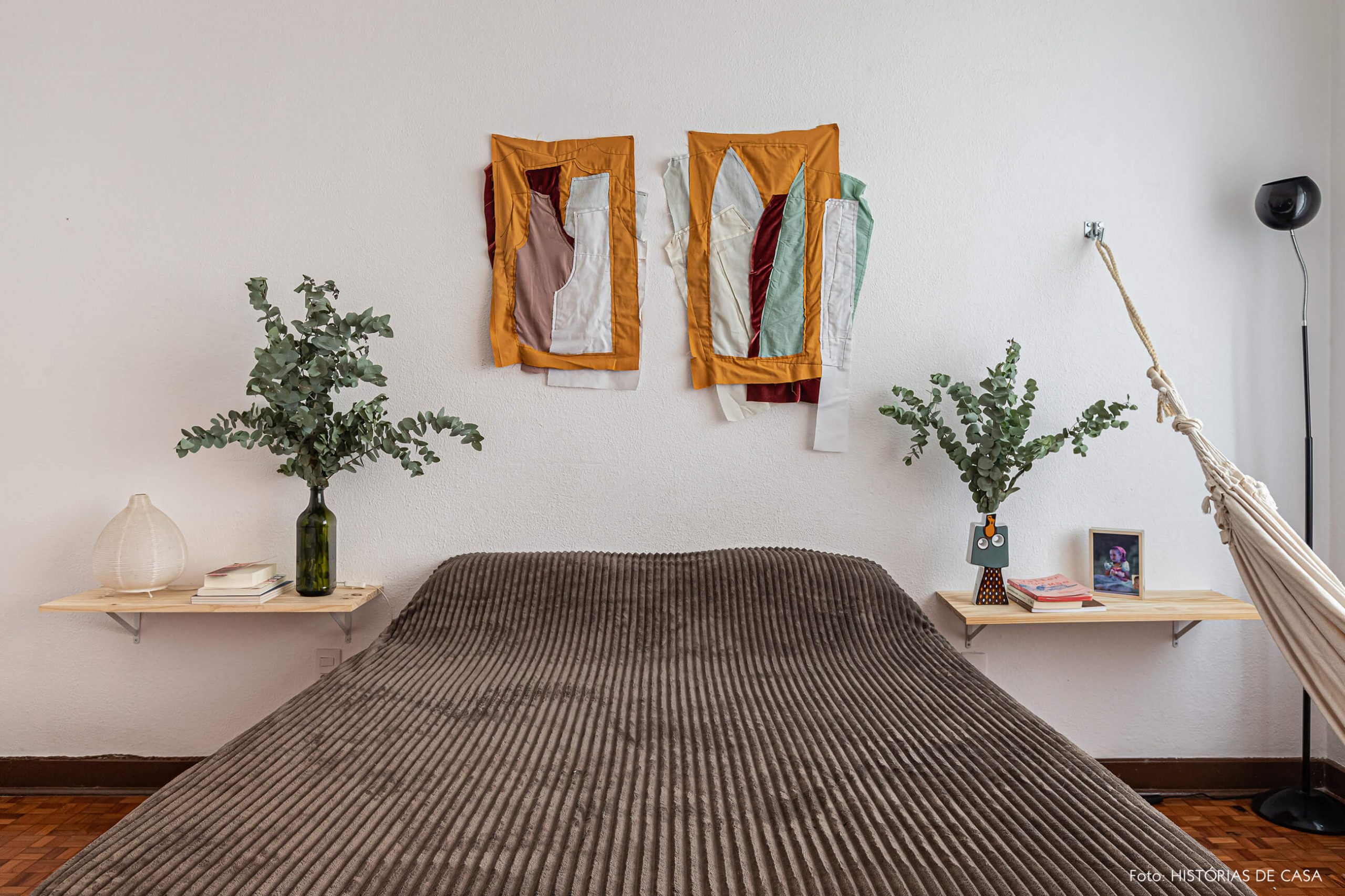decoração quarto com prateleira de criado e tapeçaria e rede