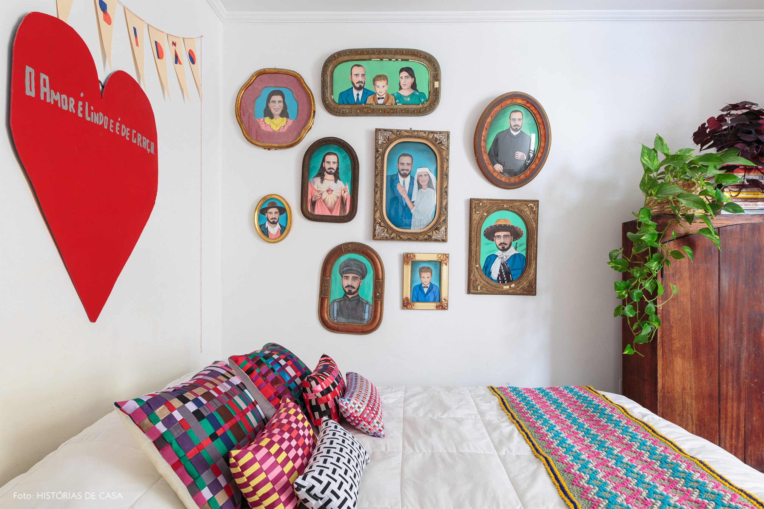 decoração quarto colorido com muitos quadros