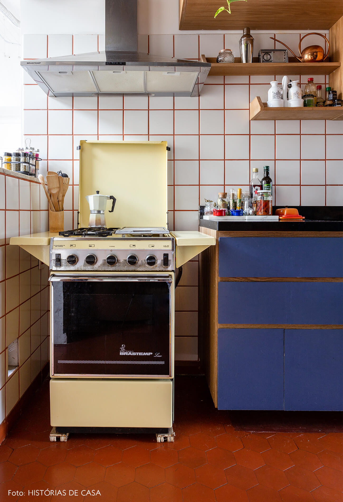 decoração cozinha com azulejos brancos e fogão antigo amarelodecoração cozinha com azulejos brancos e fogão antigo amarelo