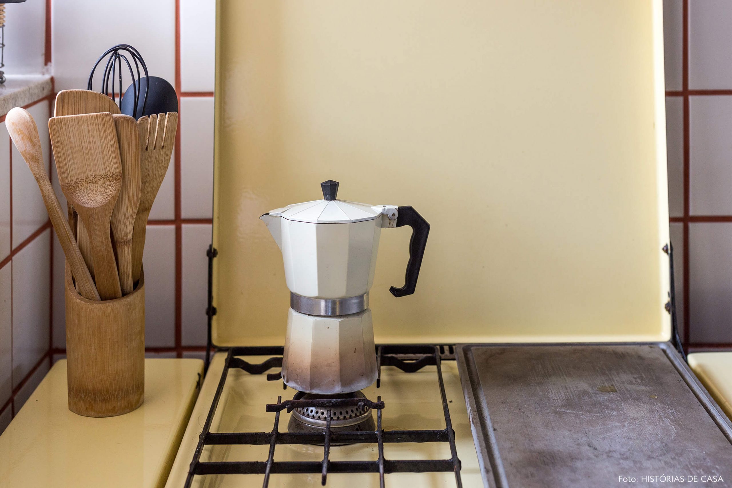 decoração fogão antigo amarelo e cafeteira