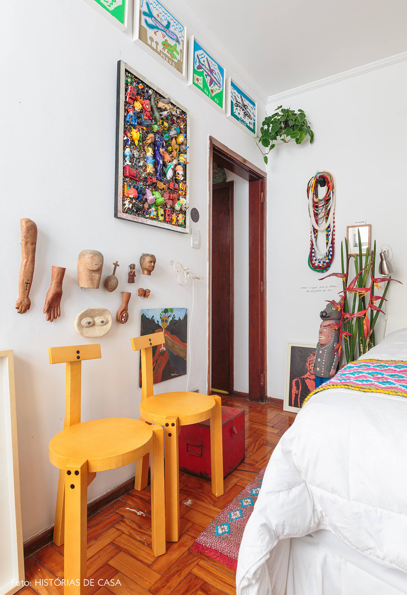 decoração quarto colorido com bancos girafa lina