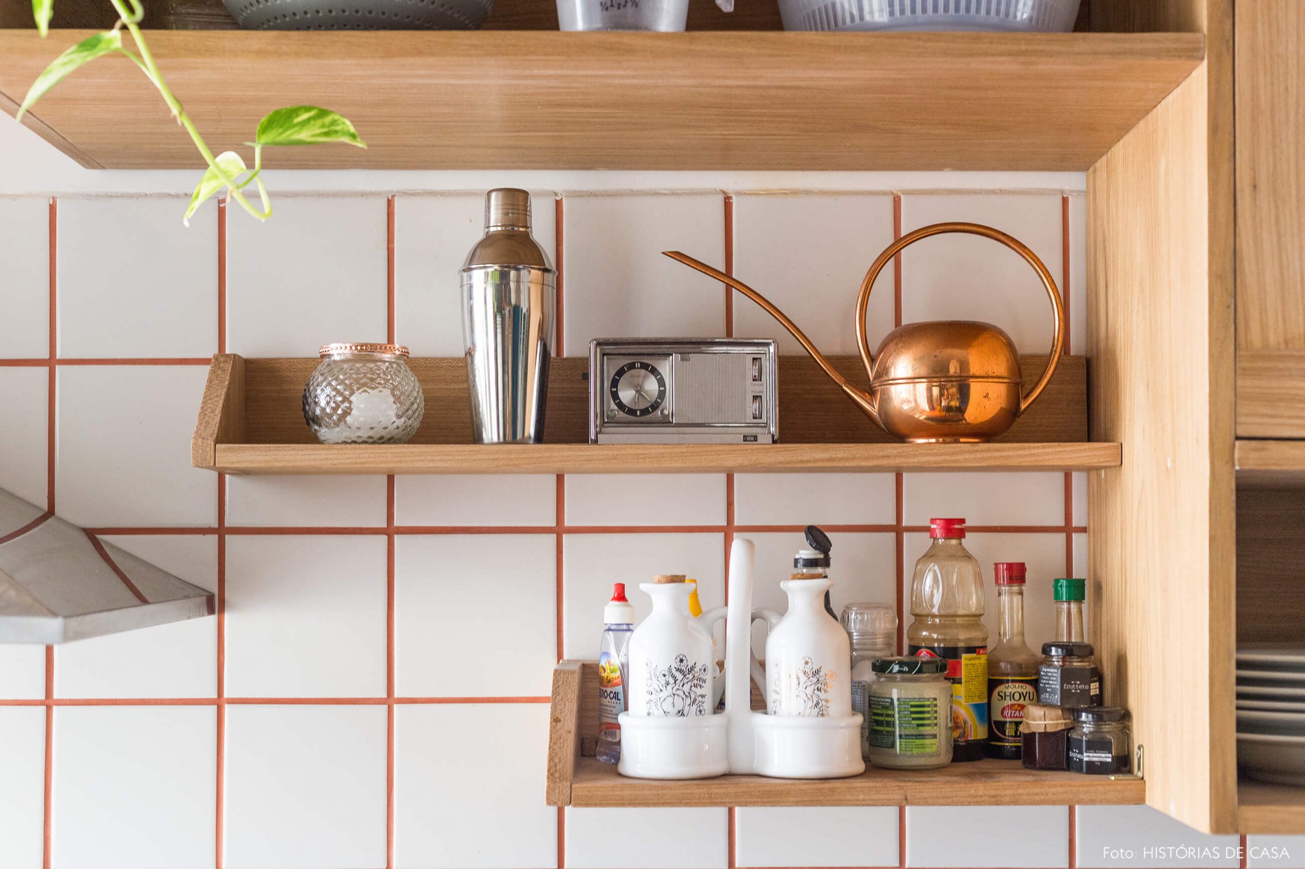decoração cozinha com azulejos brancos e prateleiras de madeira