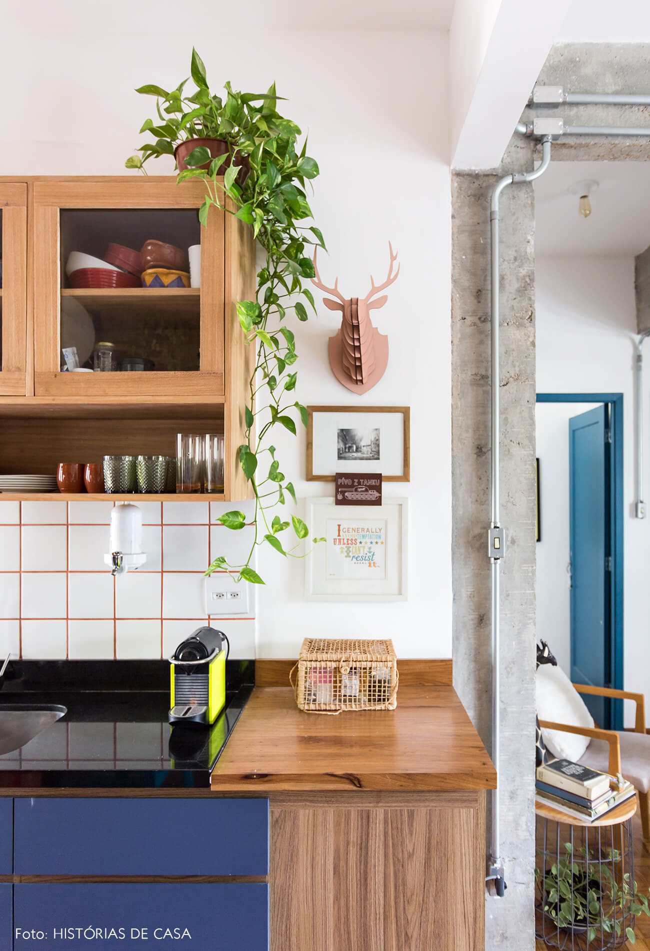 decoração cozinha com armarios azul e coluna de concreto
