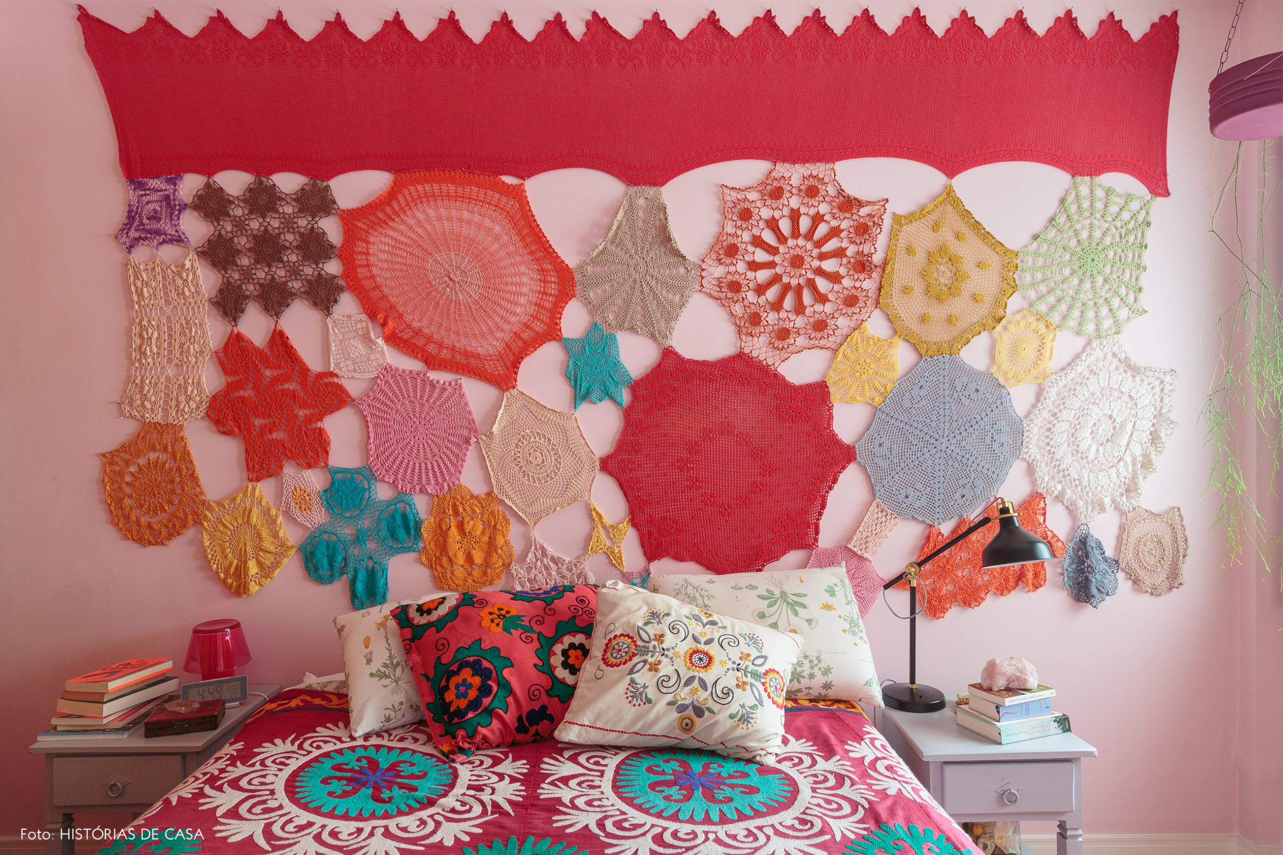 decoração quarto colorido com tapeçaria na parede rosa