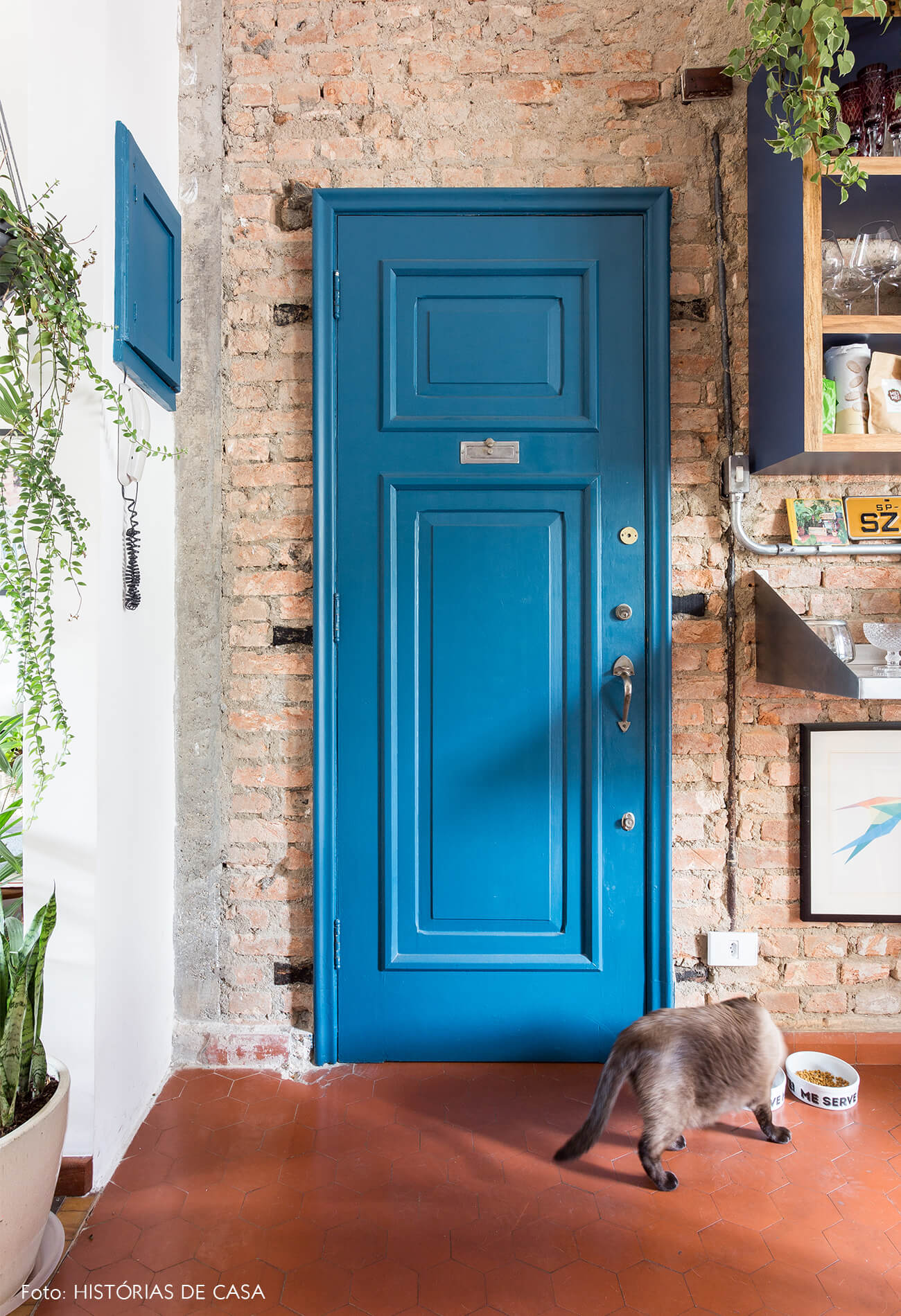 decoração cozinha com parede de tijolos e porta azul