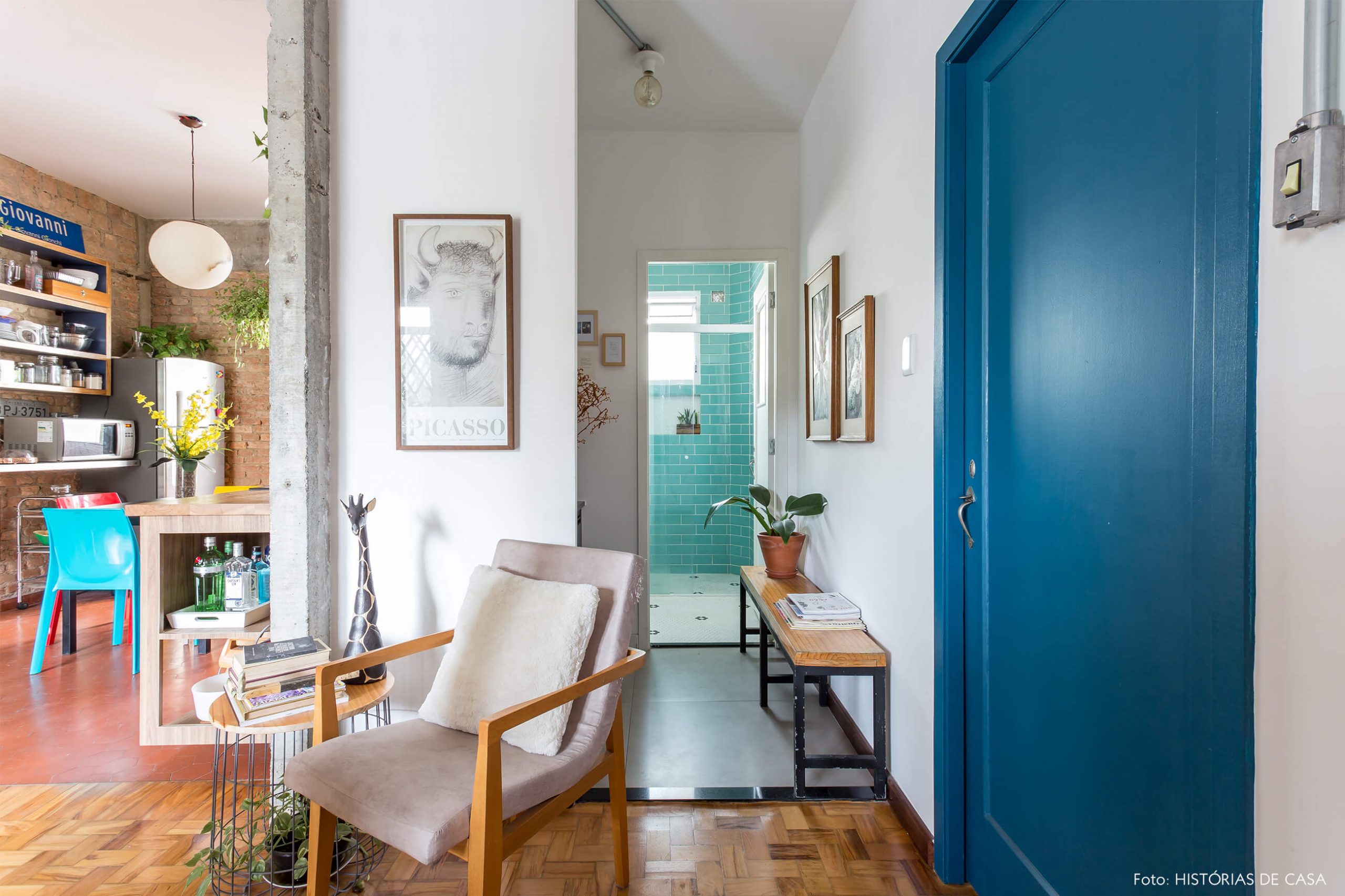 decoração cozinha e banheiro com azulejo azul e poltrona clara de madeira