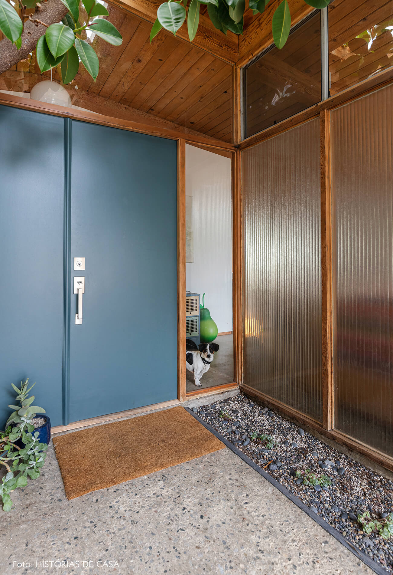 decoração casa de vidro canelado e madeira com porta azul