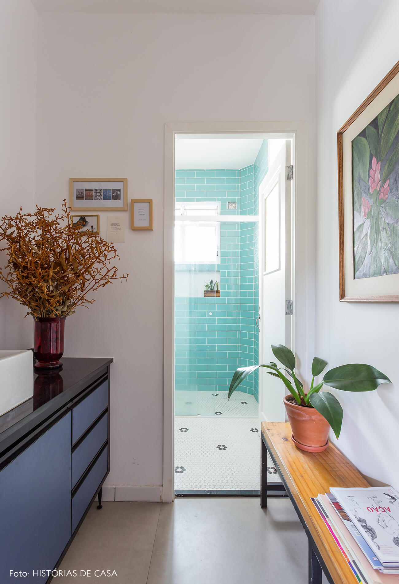 decoração banheiro com banco de madeira e azulejos azuis