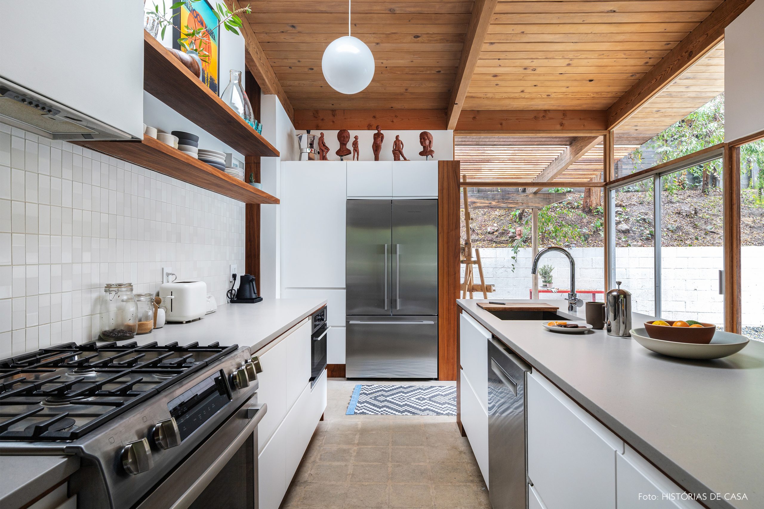 decoração casa cozinha com paredes de vidro estrutura de madeira e bancada branca