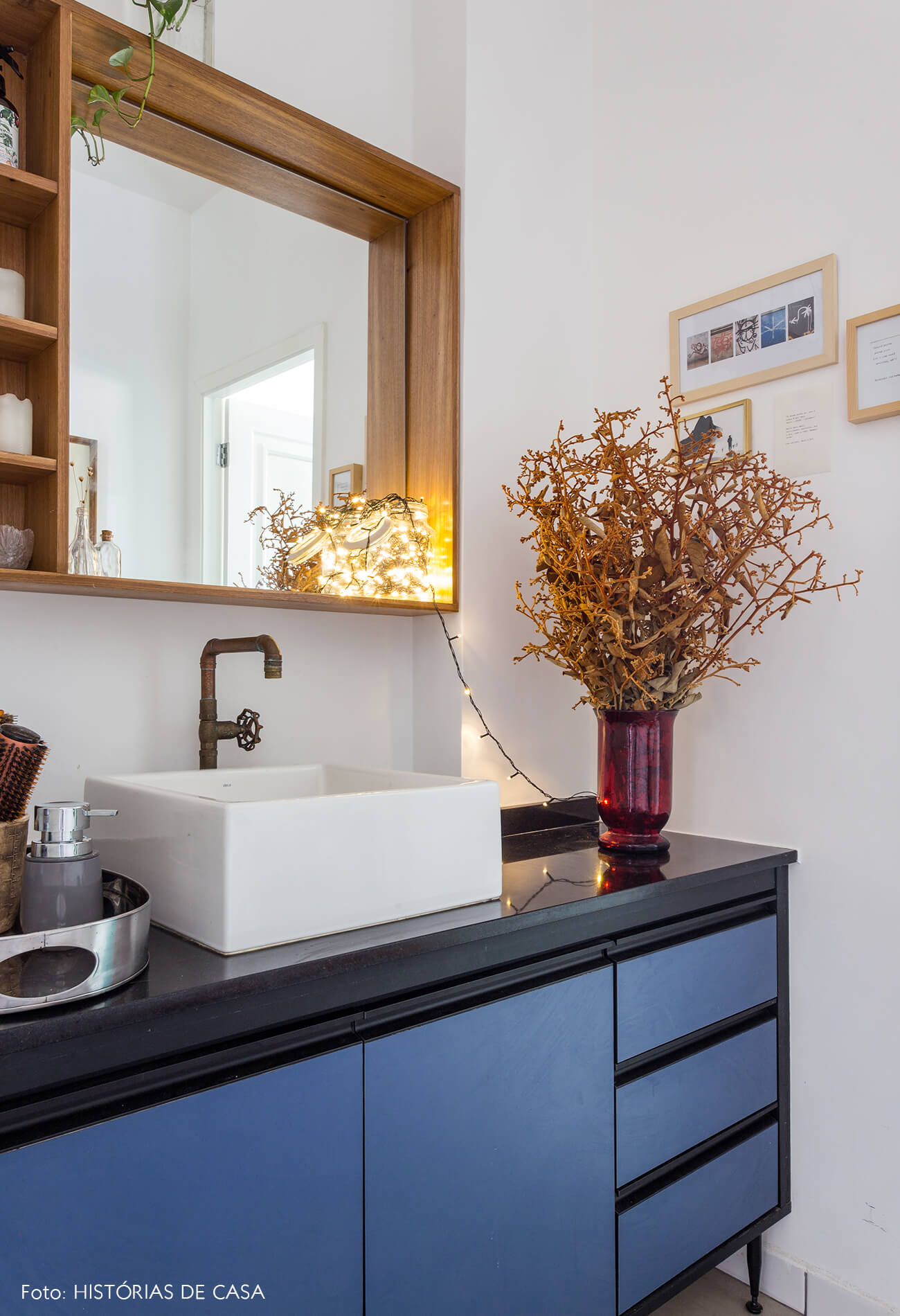 decoração banheiro com armarios azul e luzinhas decorativas