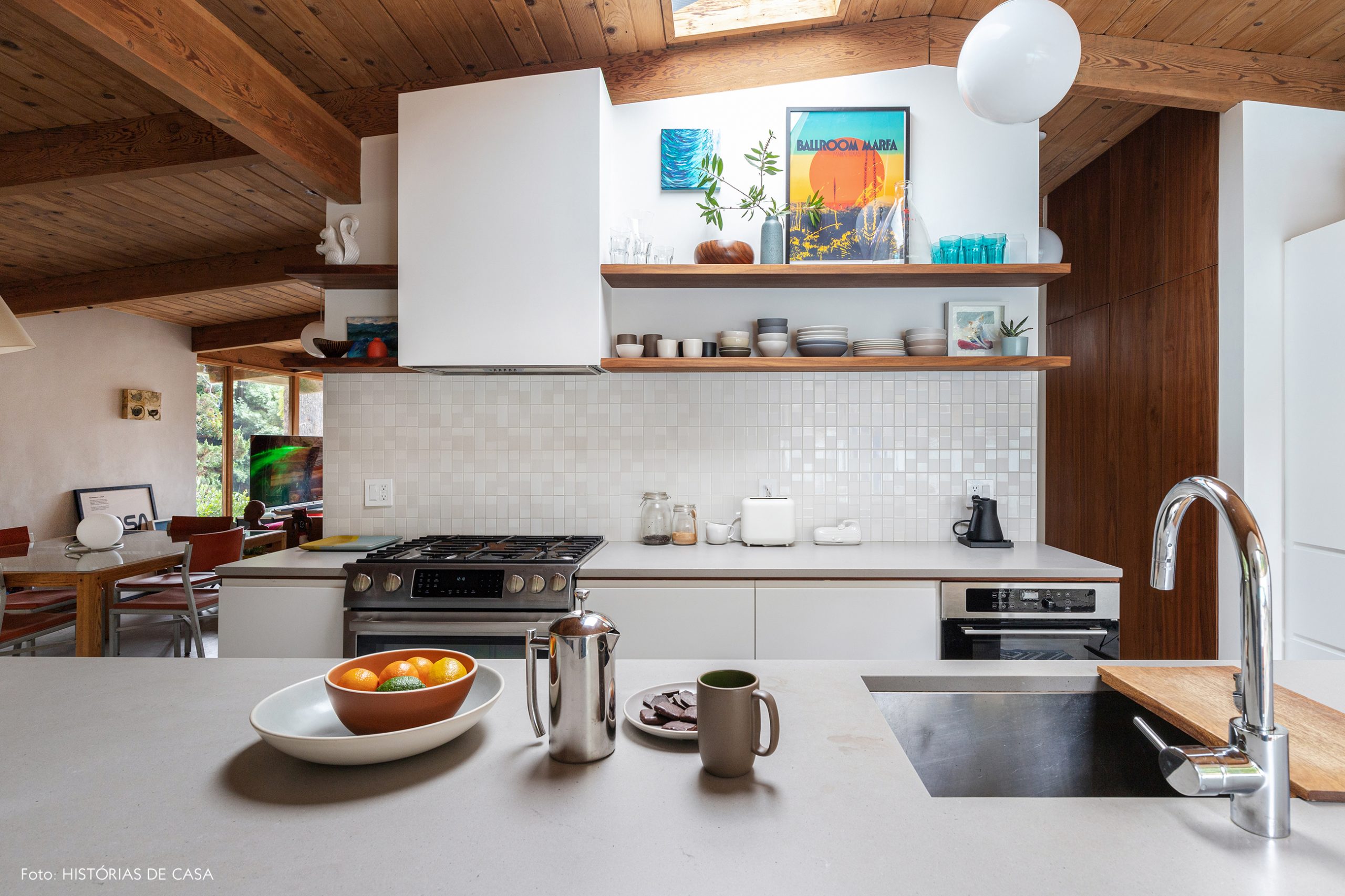 decoração casa cozinha com bancadas brancas e prateleiras de madeira