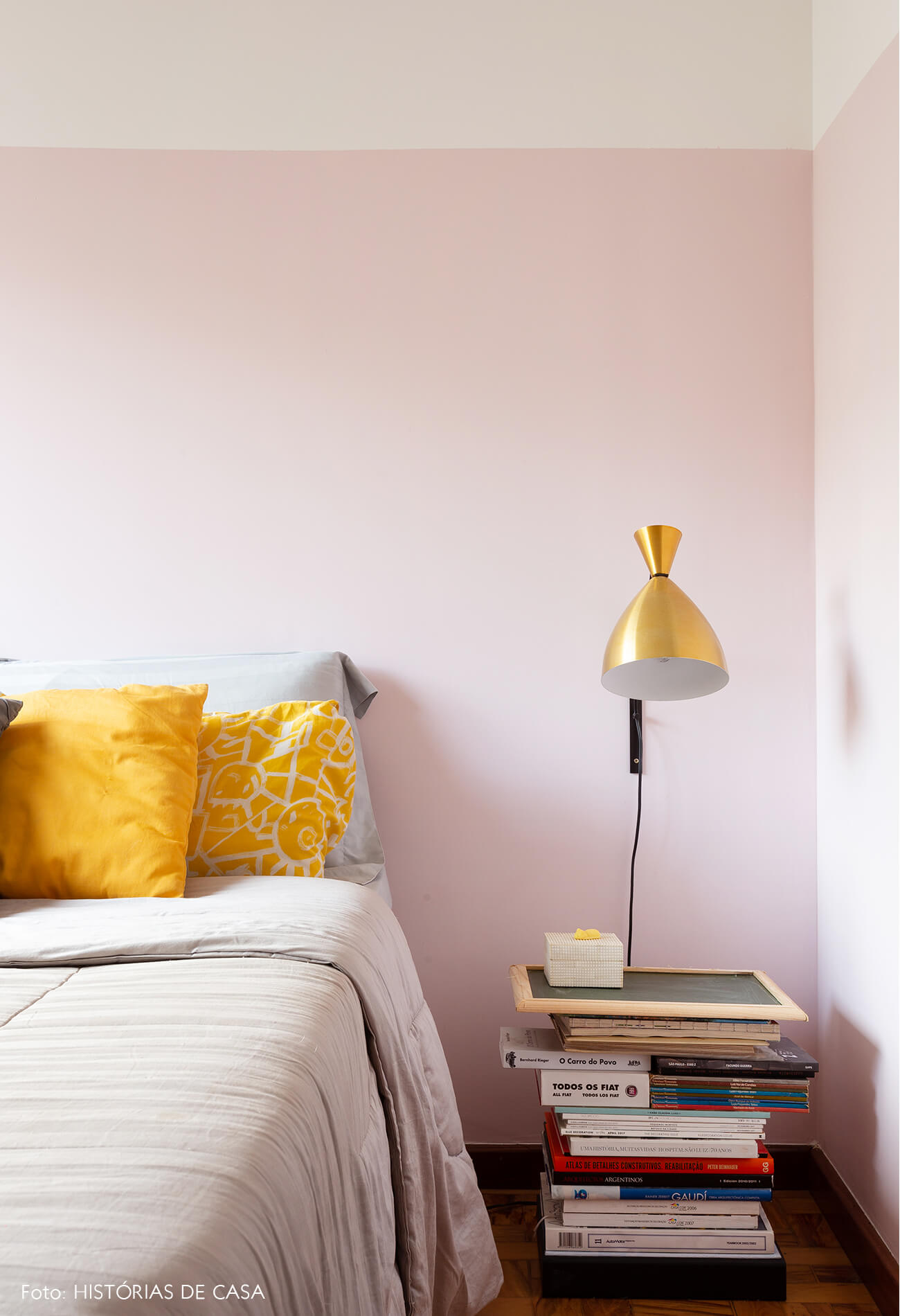 decoração quarto com meia parede rosa e almofadas amarelas