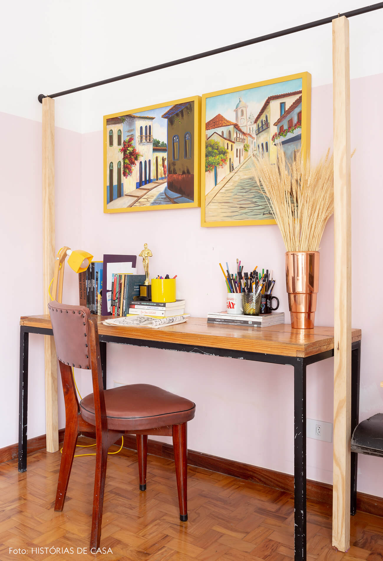 decoração quarto com meia parede rosa arara de ferro e madeira e cadeira couro