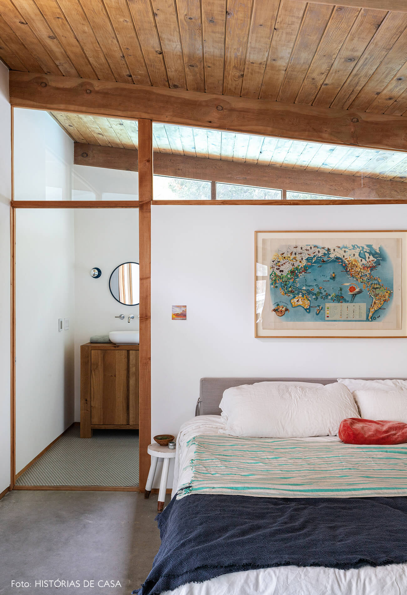 decoração casa de vidro e madeira quarto com mapa na parede
