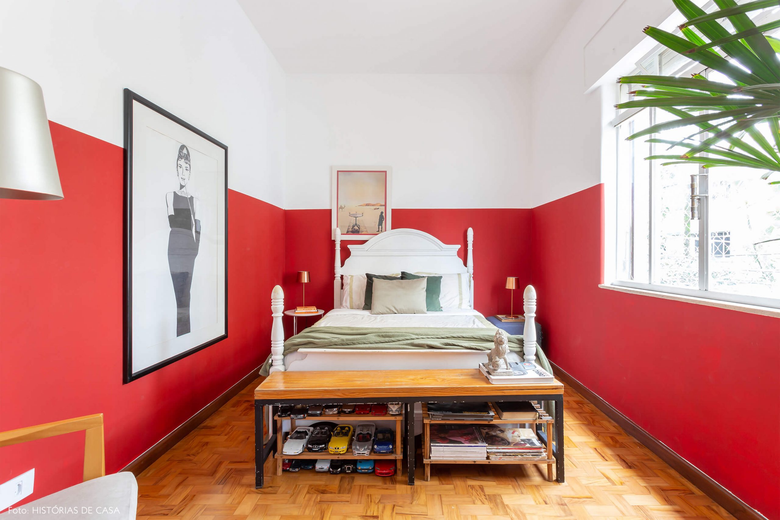 decoração quarto com meia parede vermelha e banco de madeira