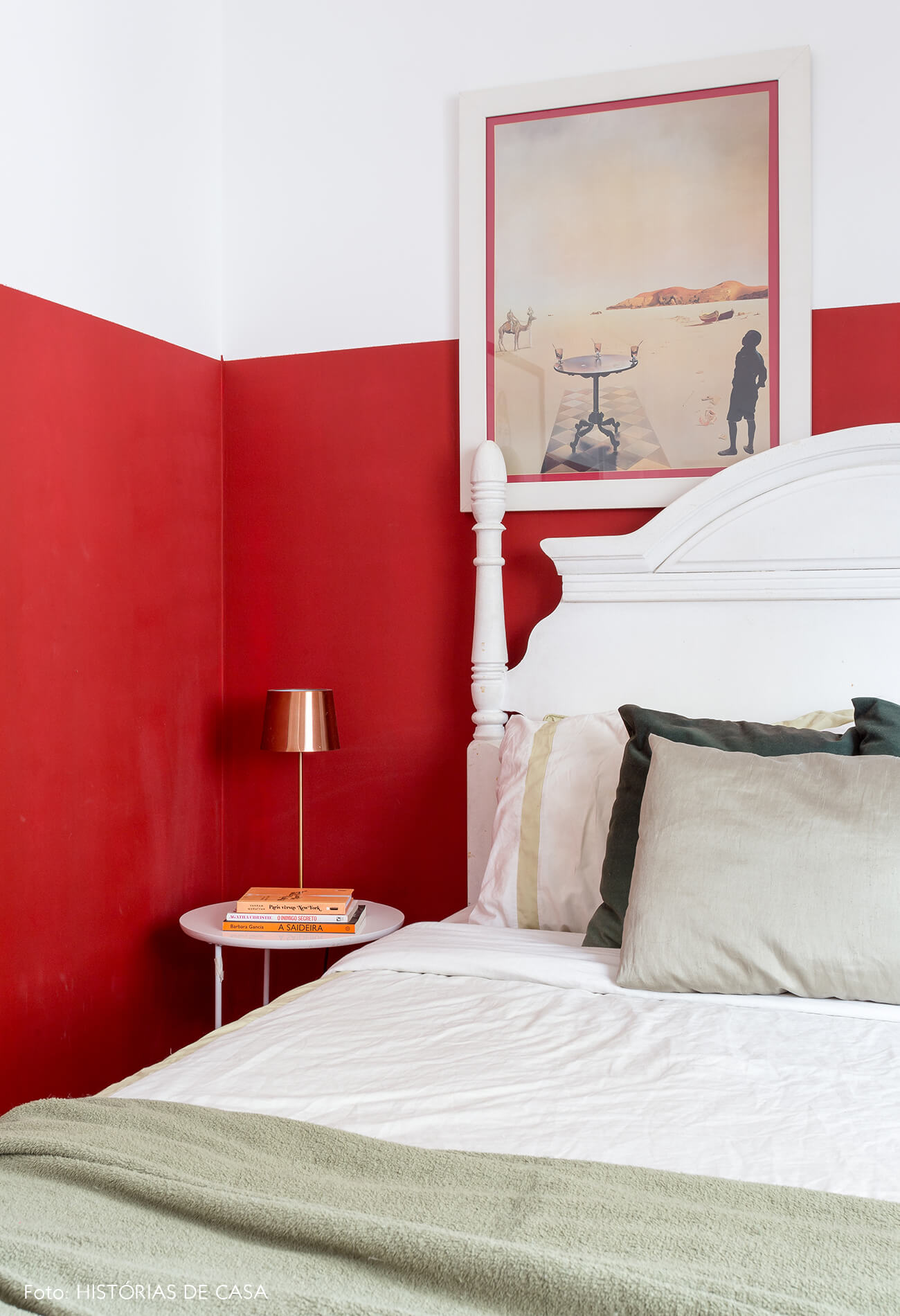 decoração quarto com meia parede vermelha e banco de madeira
