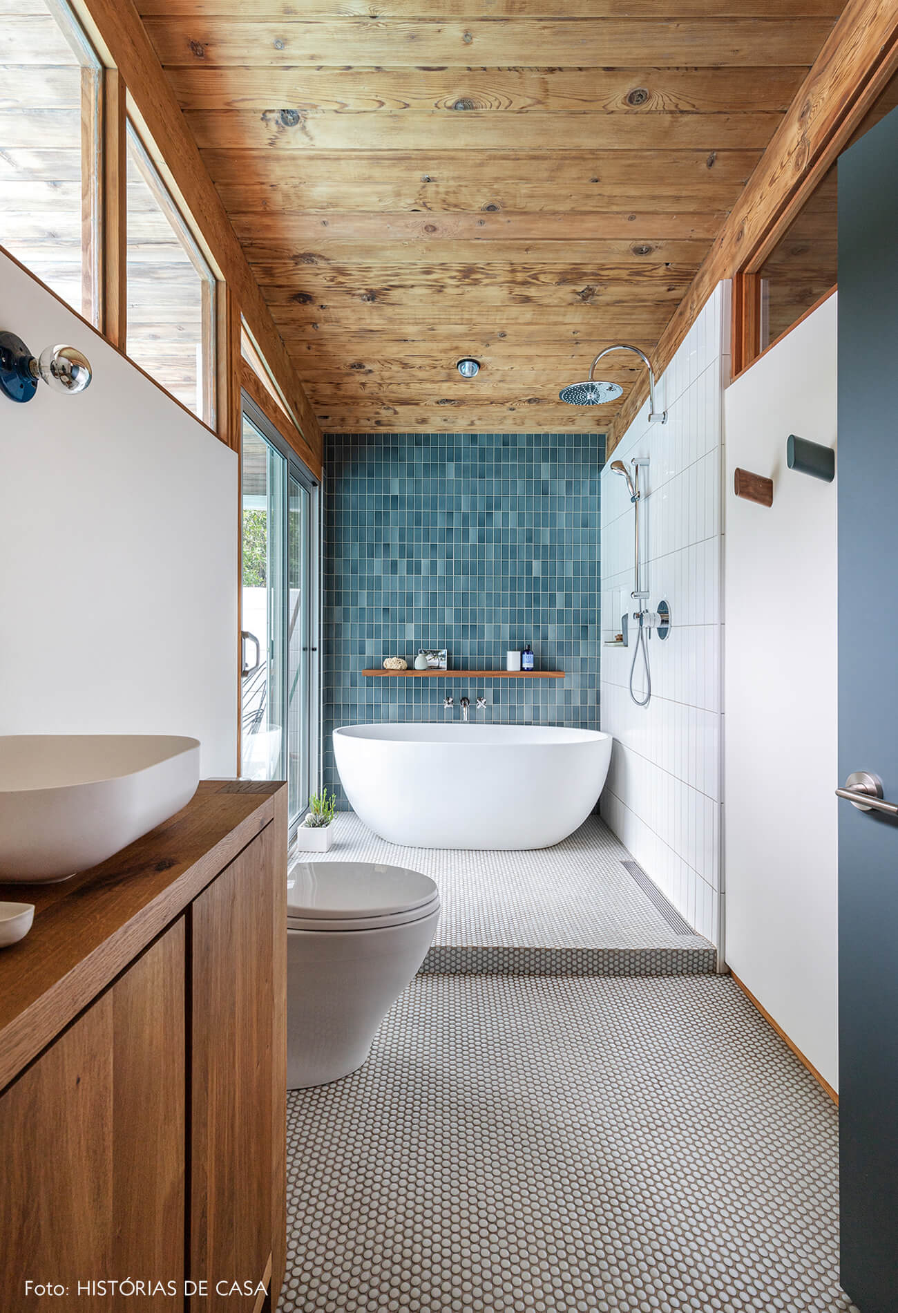 decoração casa de vidro e madeira e banheiro com azulejos azuis