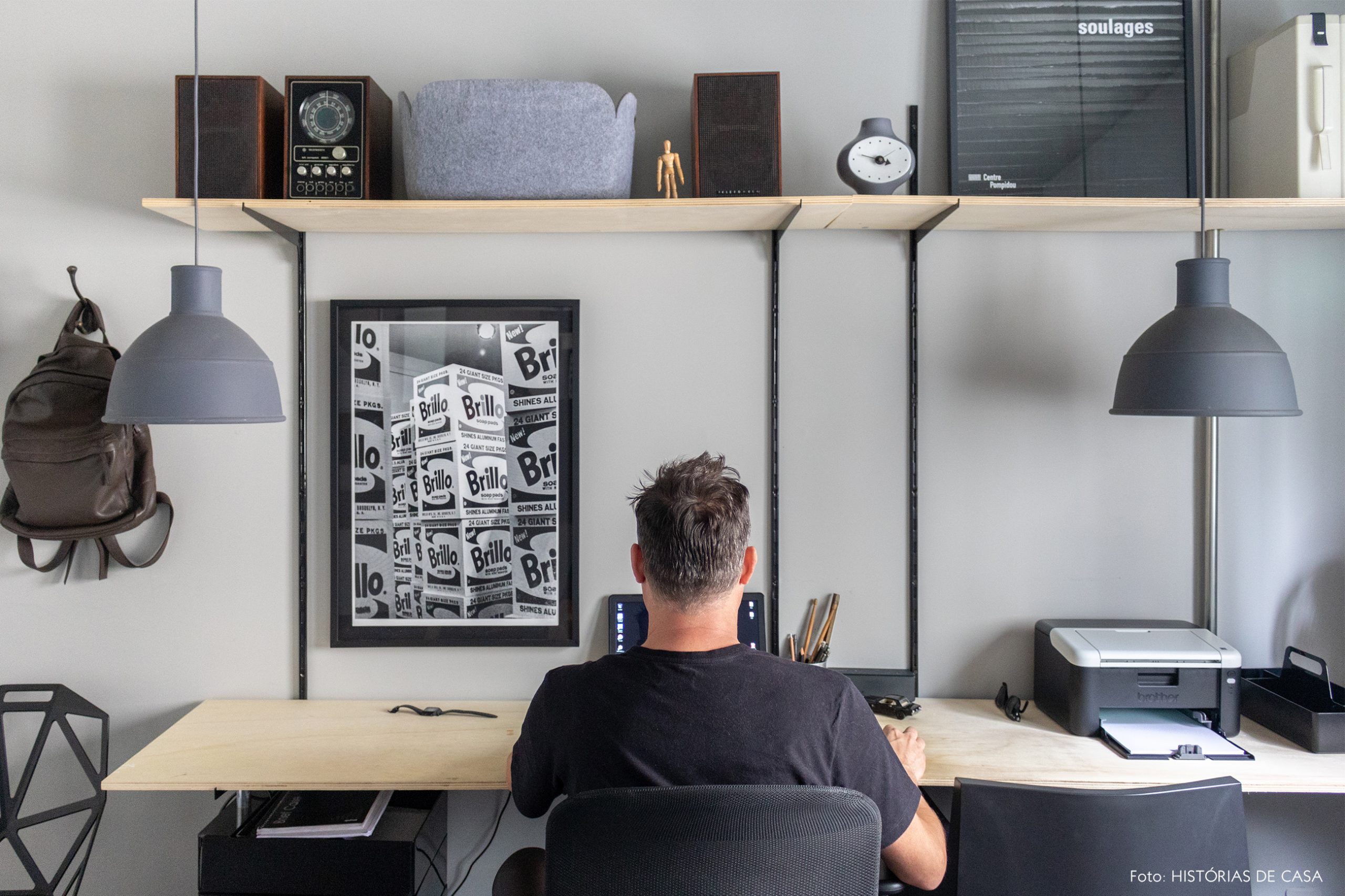 decoração escritorio com paredes cinzas e mesa de madeira clara