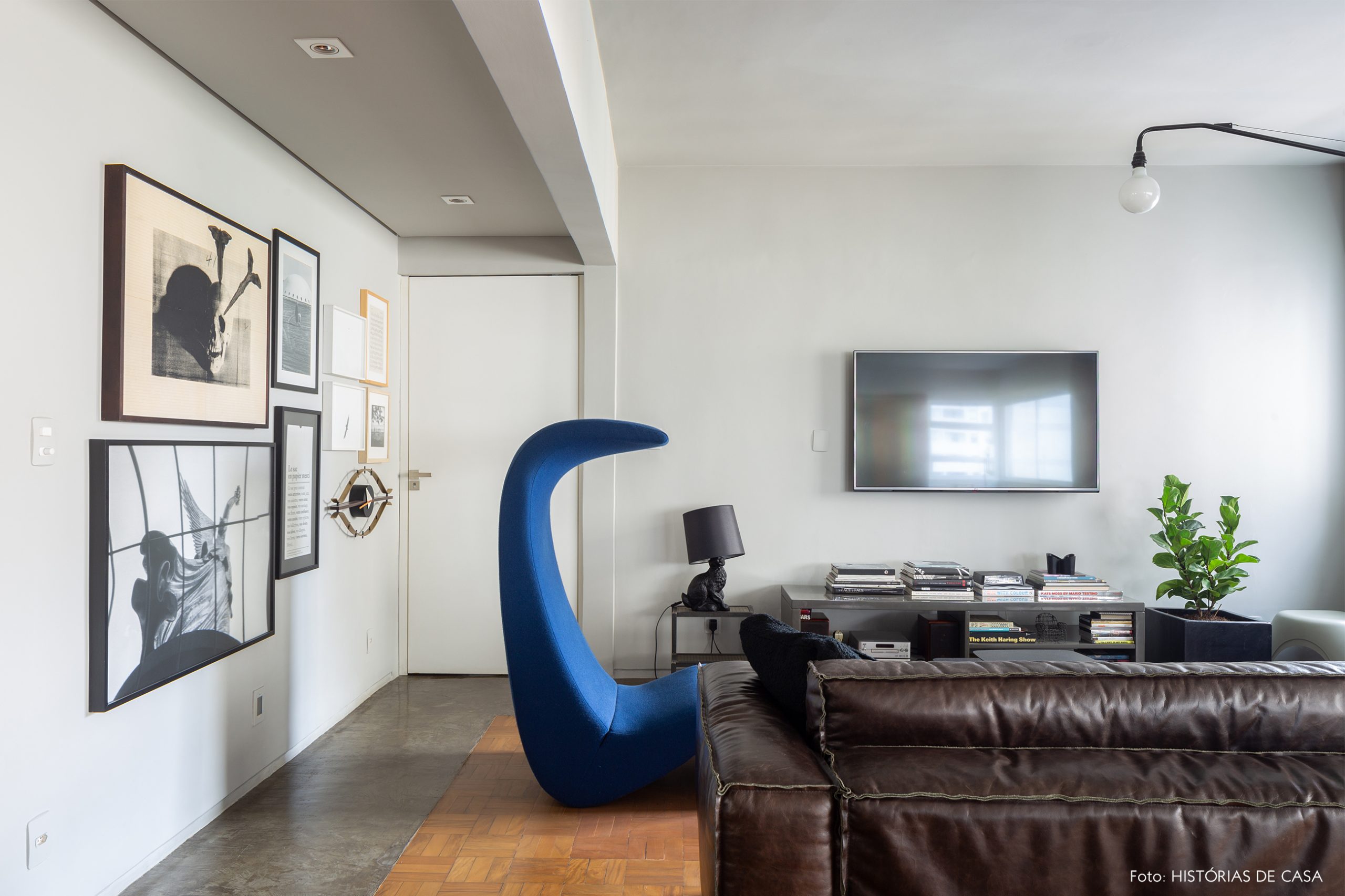 decoração sala com parede cinza e poltrona azul