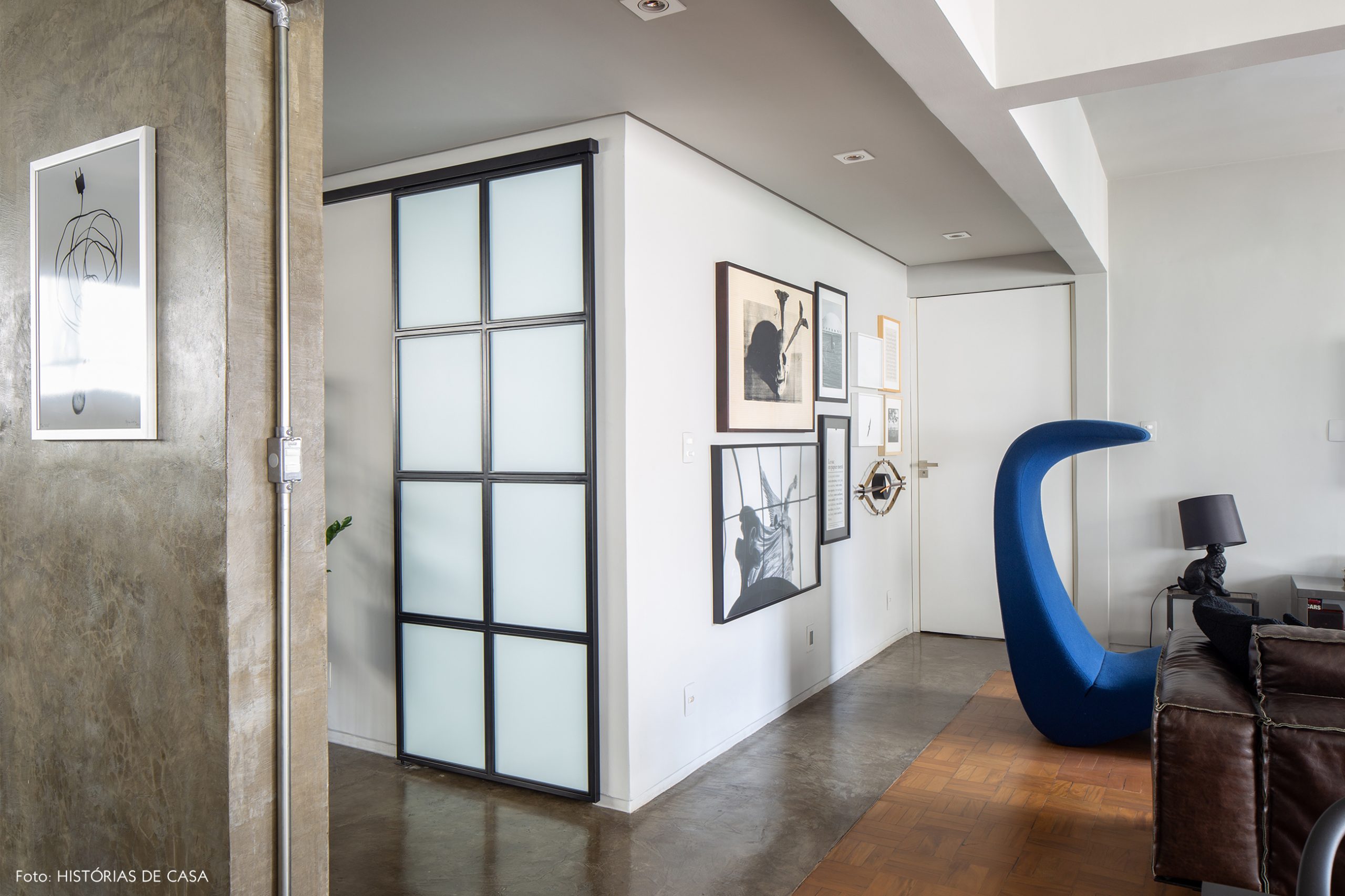 decoração sala com coluna de concreto e poltrona azul