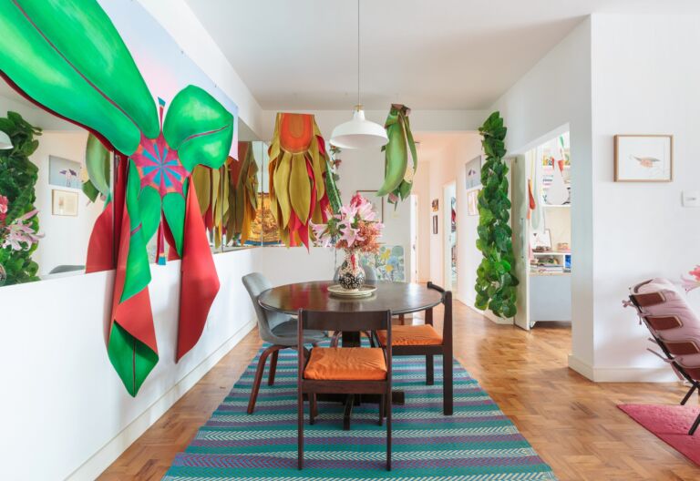 decoração sala jantar colorida com mesa de madeira