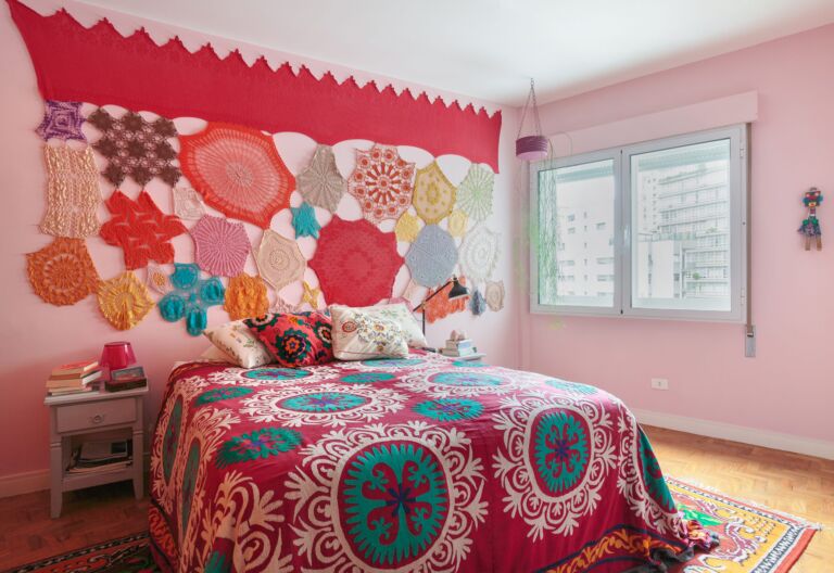 decoração quarto colorido com tapeçaria na parede rosa