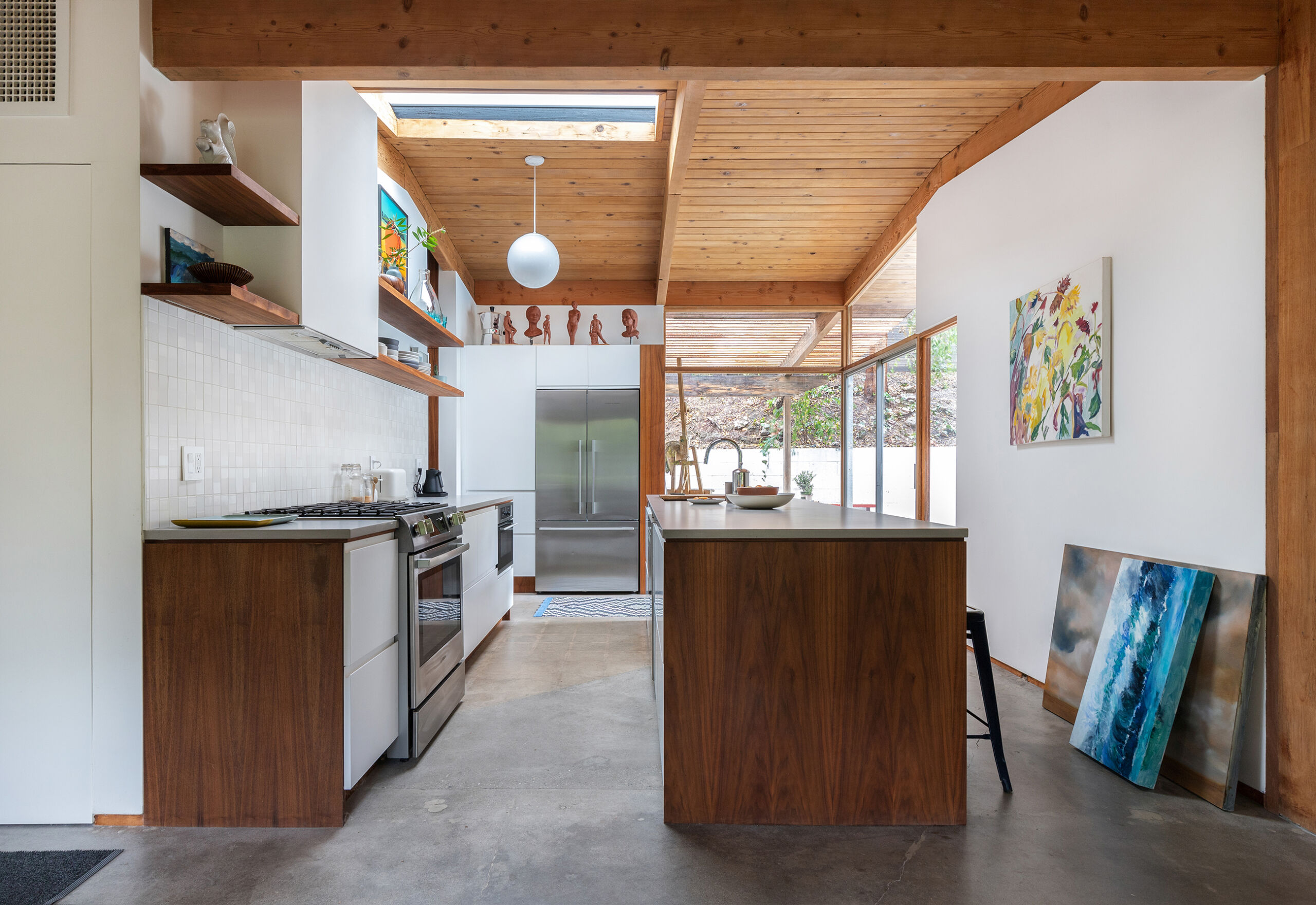 decoração casa cozinha com bancada e teto de madeira e chao cimento