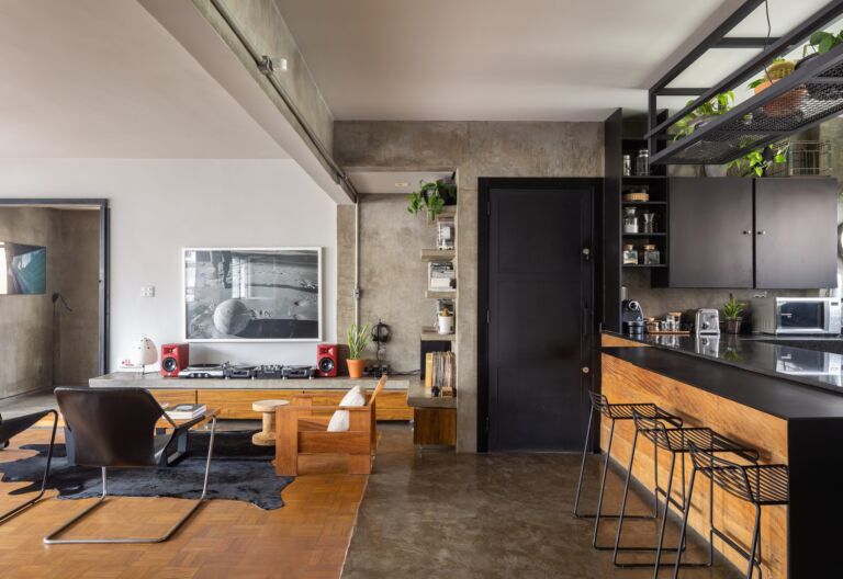 decoração sala e cozinha com moveis de madeira e estrutura de concreto
