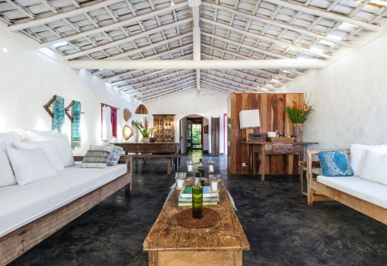 decoração sala rustica com moveis de madeira