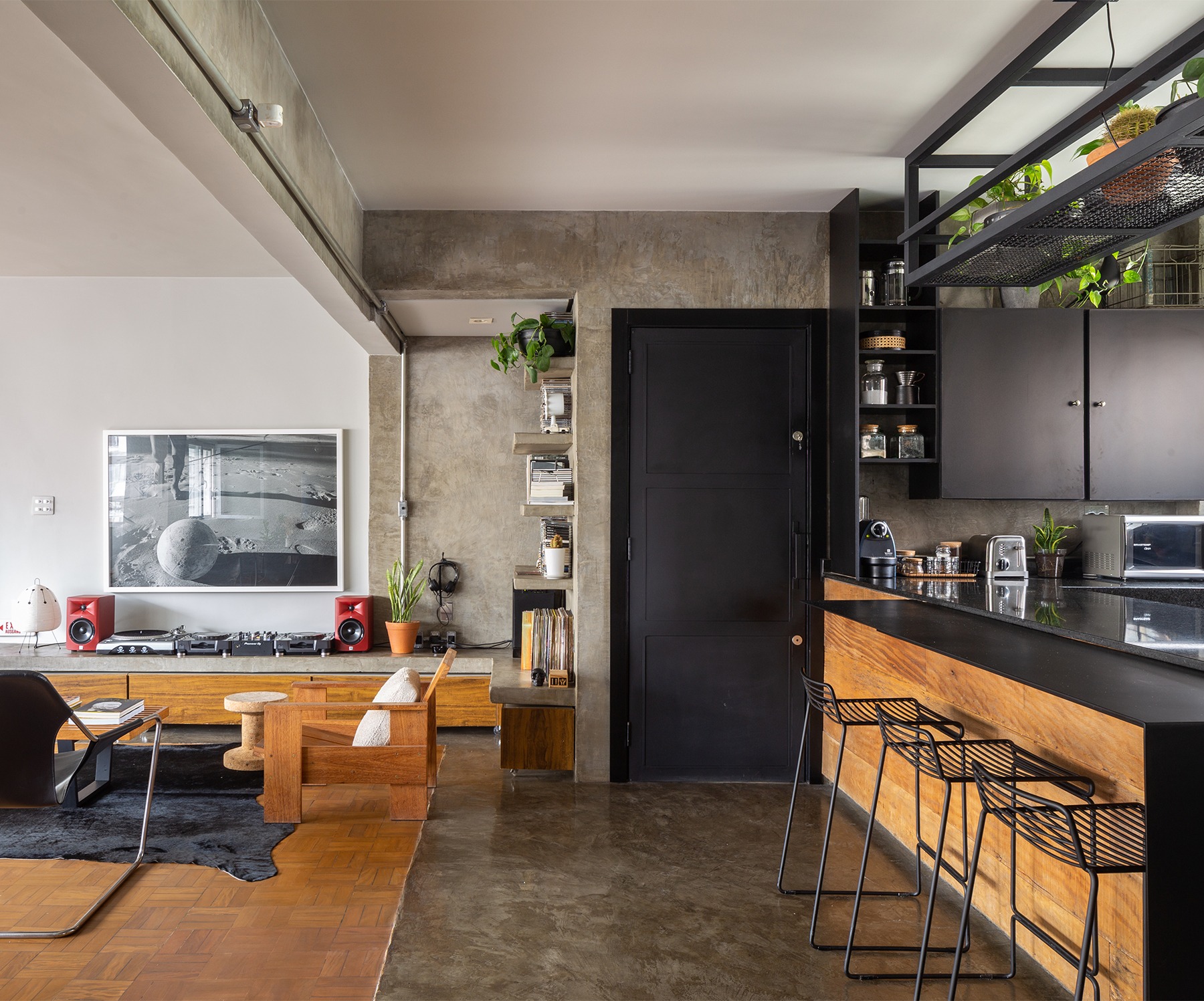 decoração sala e cozinha com moveis de madeira e estrutura de concreto
