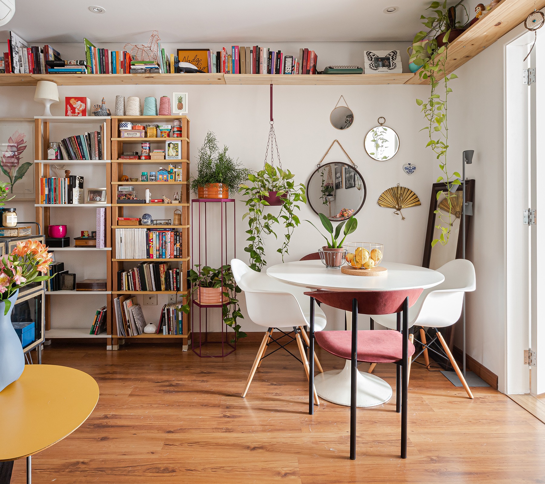 sala com cadeira eames