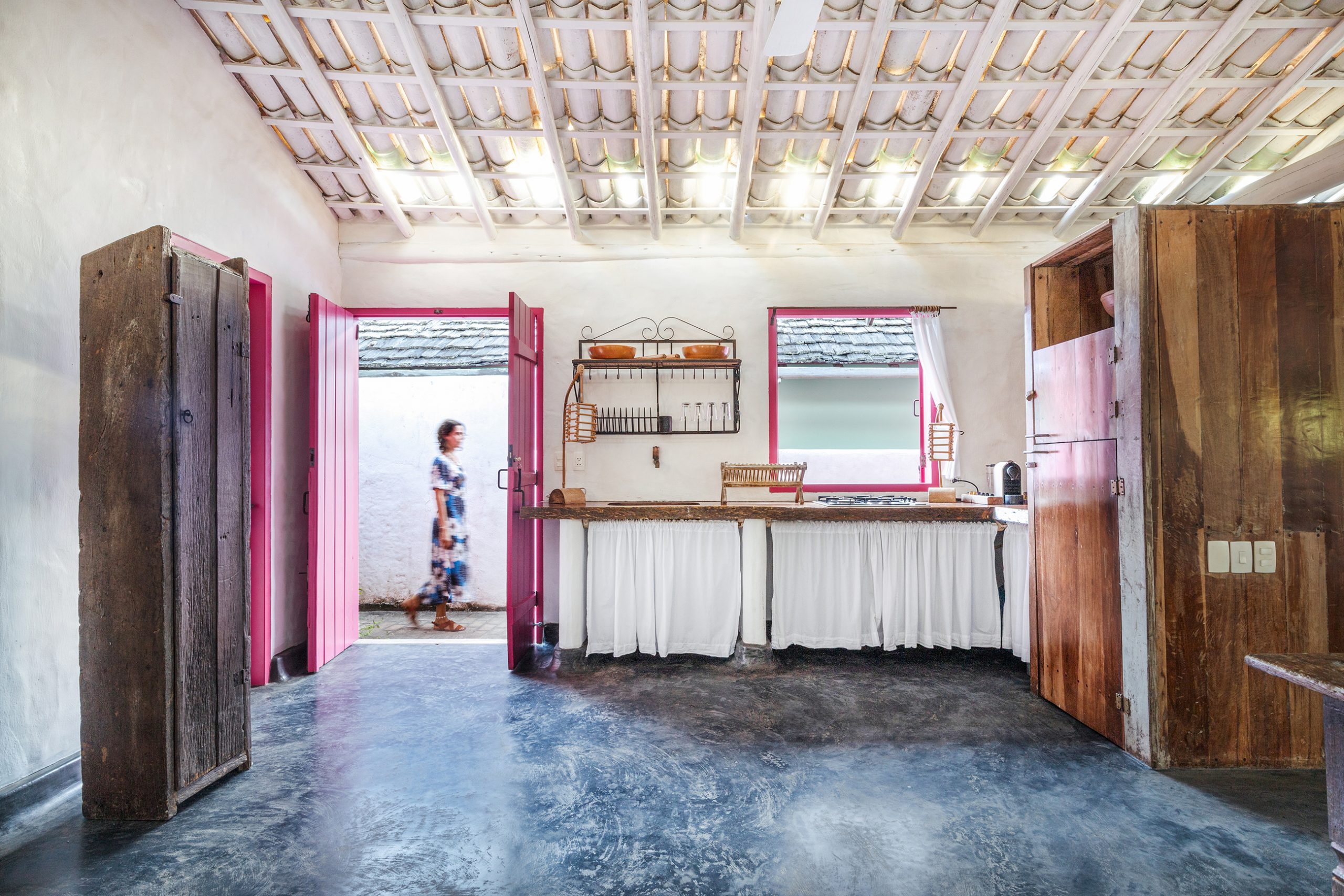 decoração Trancoso cozinha rustica com moveis de madeira e porta rosa