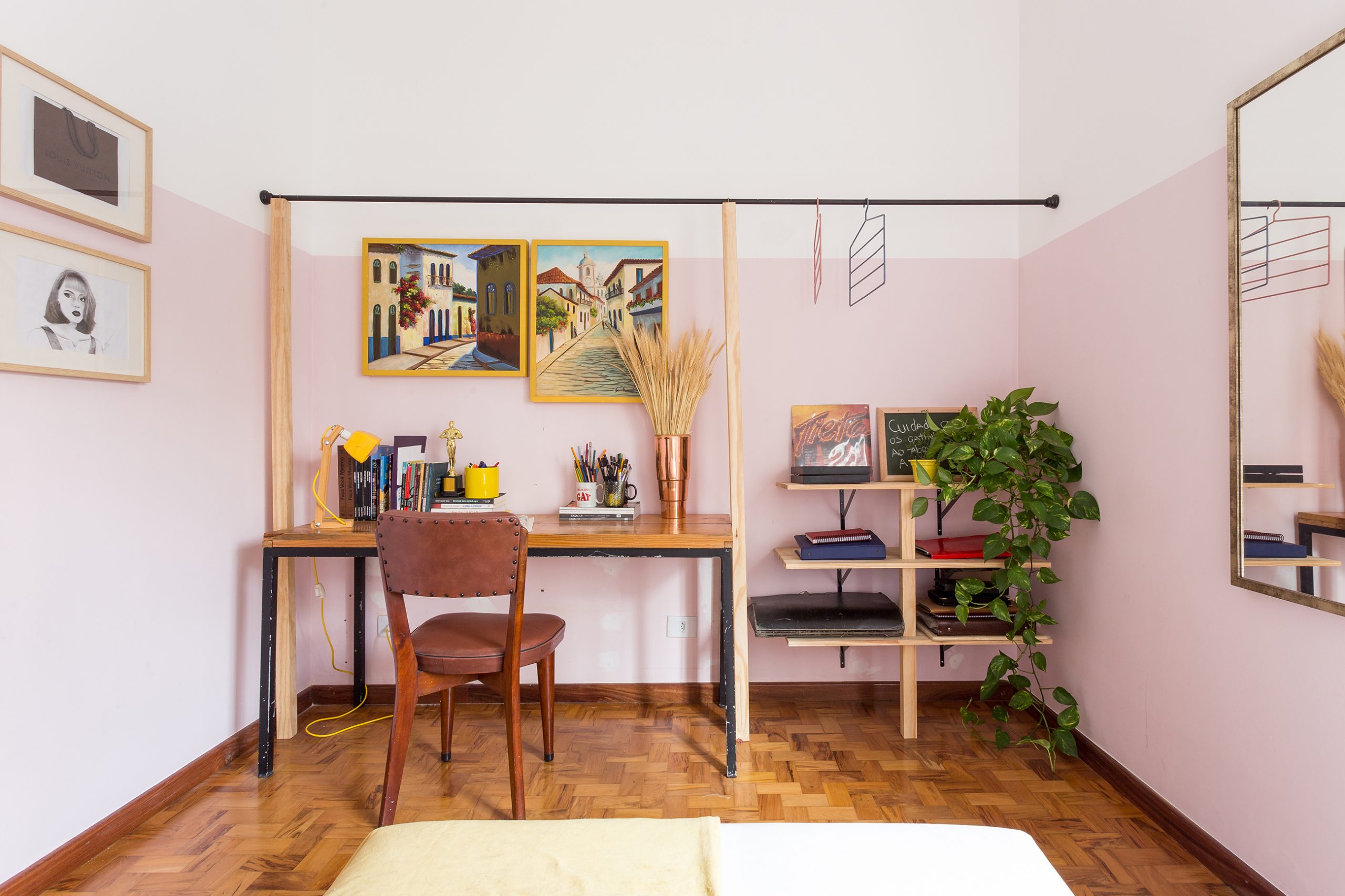 decoração quarto com meia parede rosa e arara de ferro e madeira