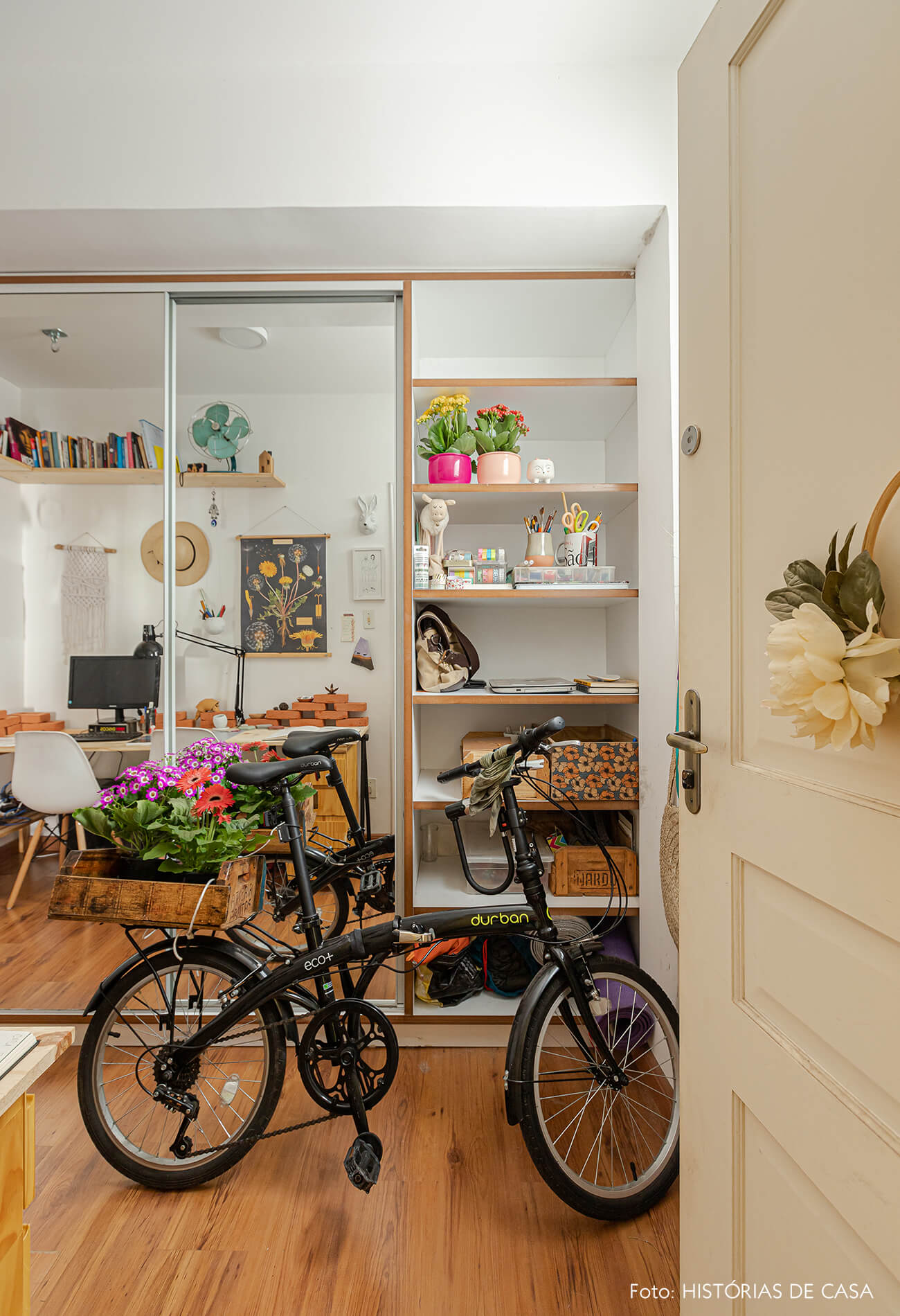 home-office-com-armarios-de-portas-espelho-e-bike