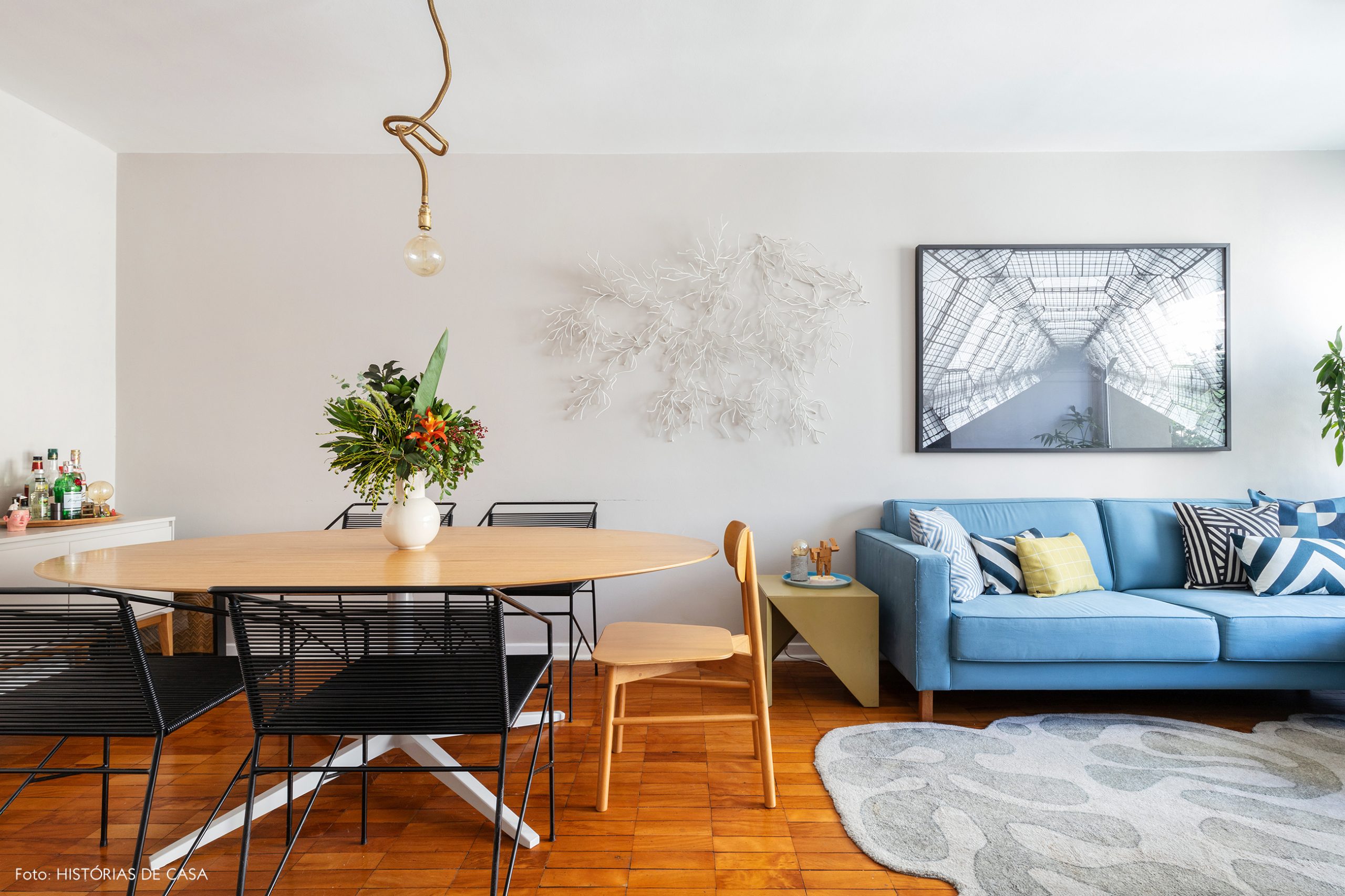 decoração apartamento alugado quinto andar sala colorida com sofá azul e mesa de madeira
