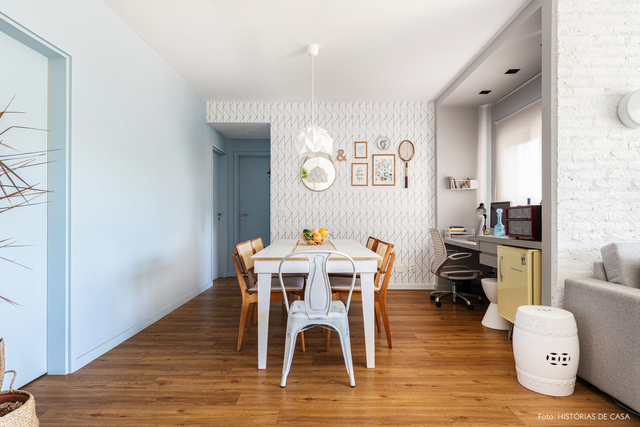 decoração sala jantar com papel de parede geométrico e cadeira de palhinha