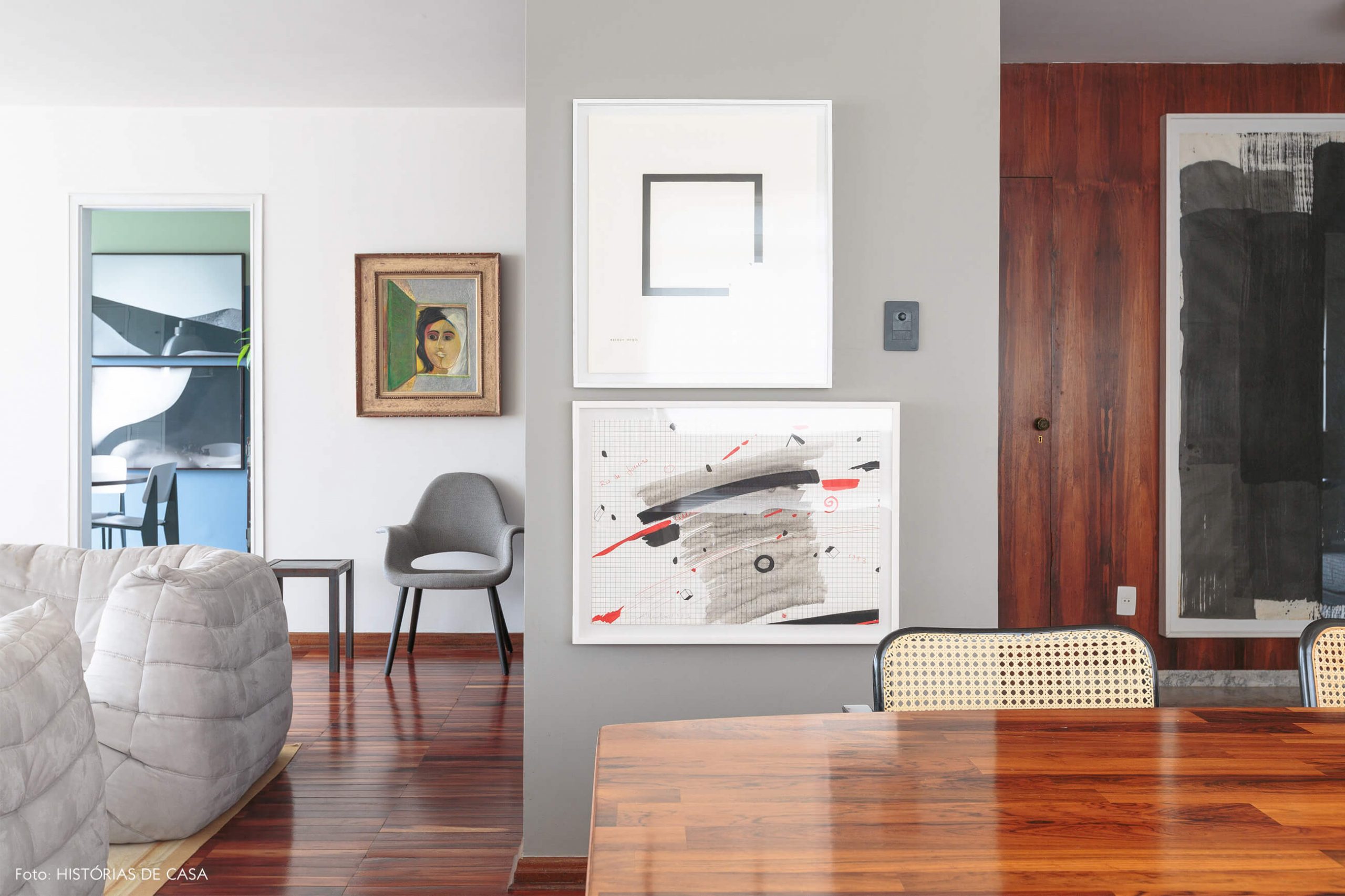 decoração sala jantar com cadeira palhinha e obras de arte