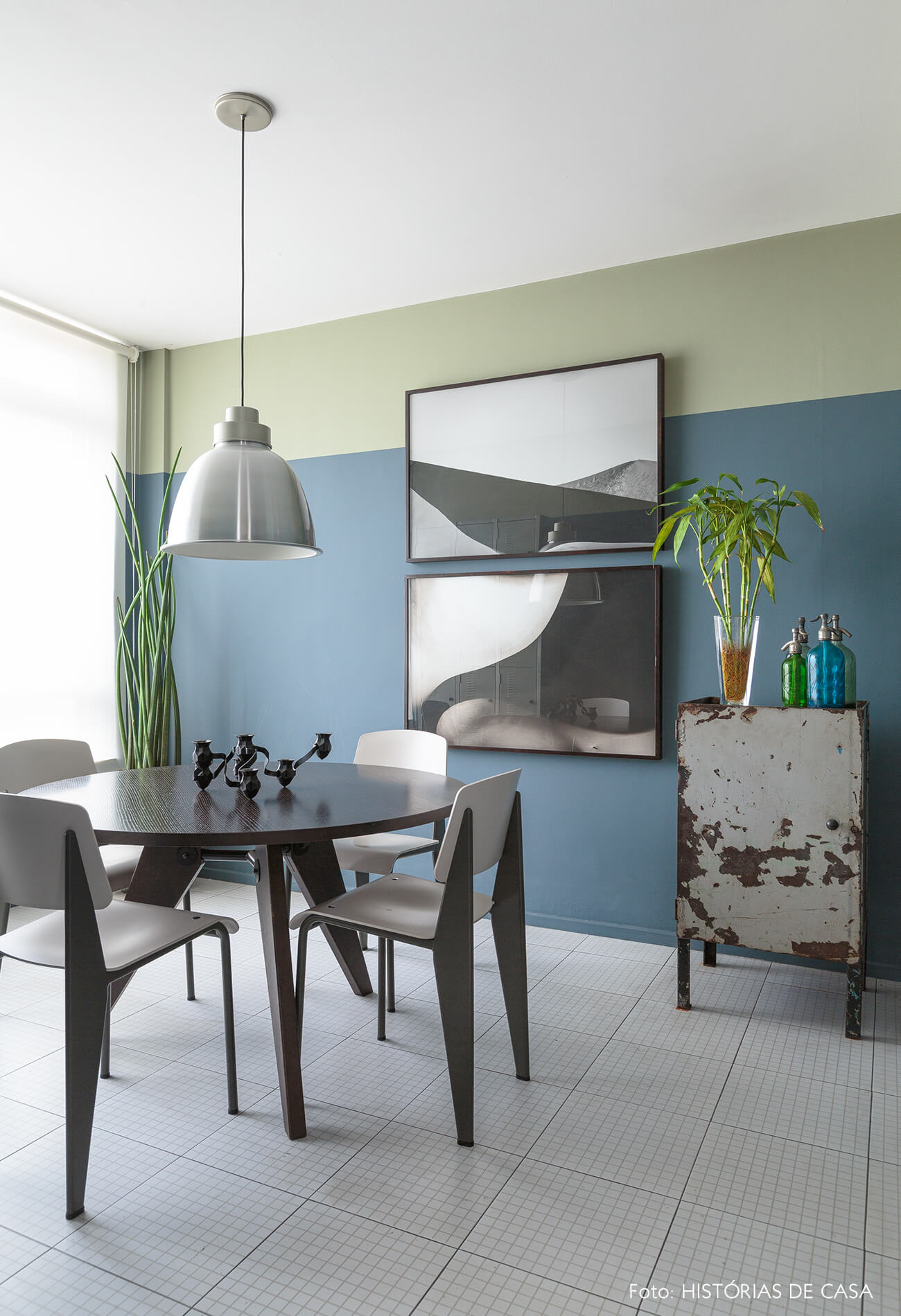 decoração home office de parede azul quadros e armario de ferro antigo