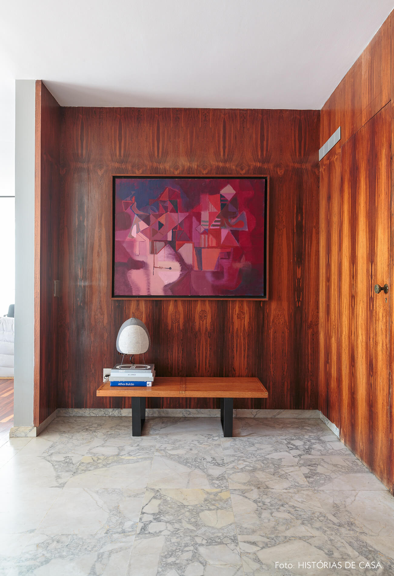 decoração hall com parede e banco de madeira