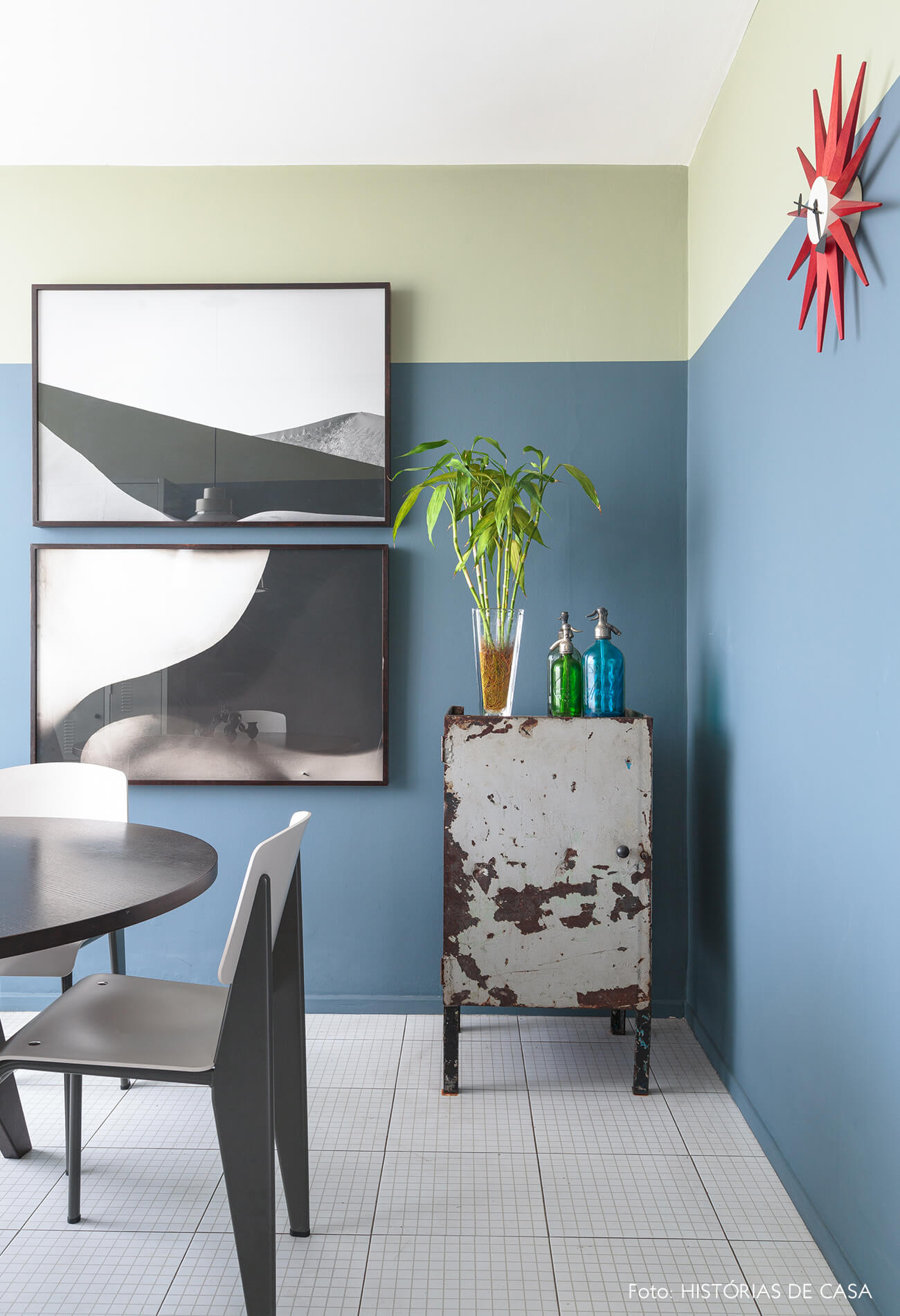 decoração home office de parede azul quadros e armario de ferro antigo