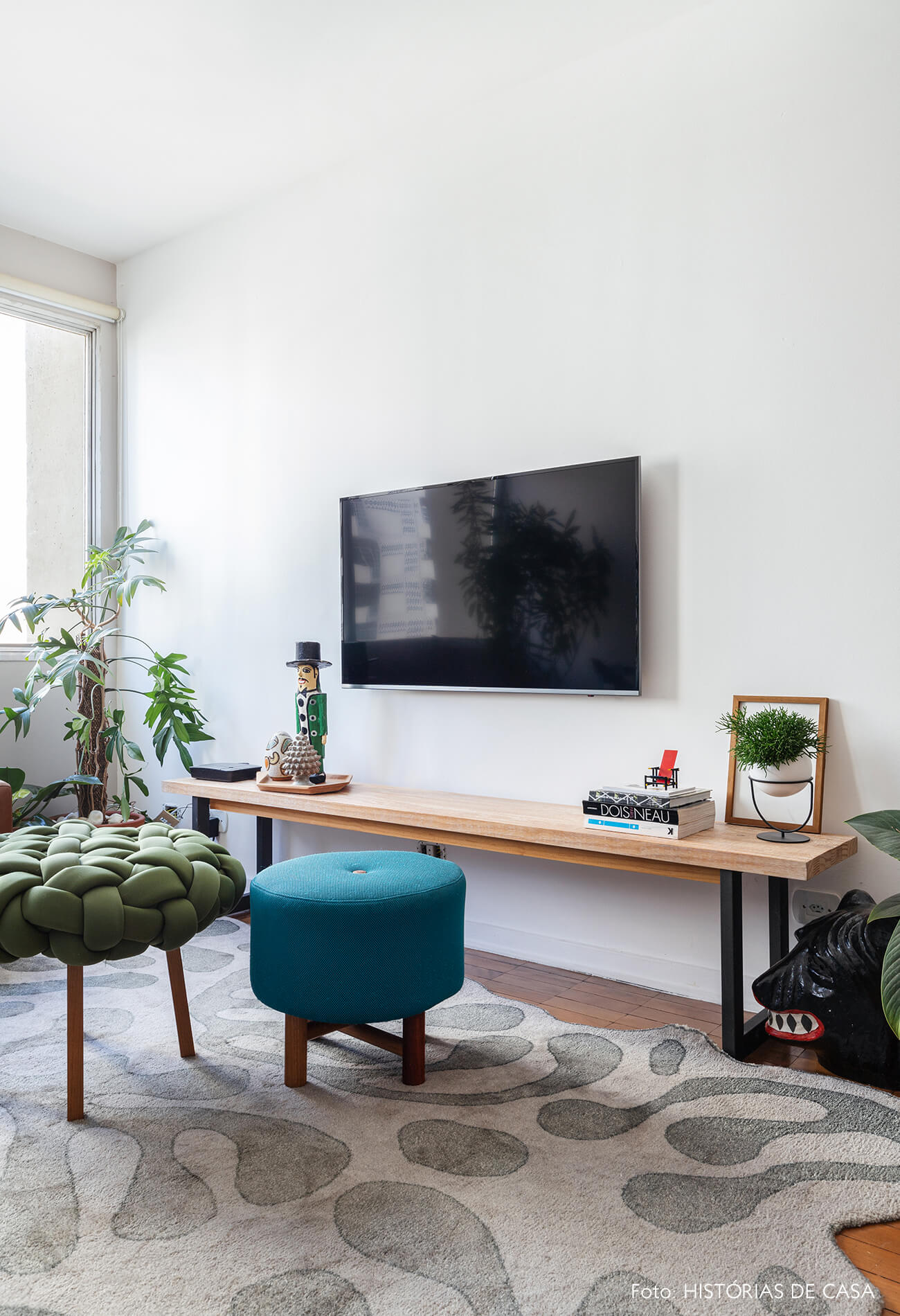 decoração apartamento alugado quinto andar sala com pufes azul e banco como rack