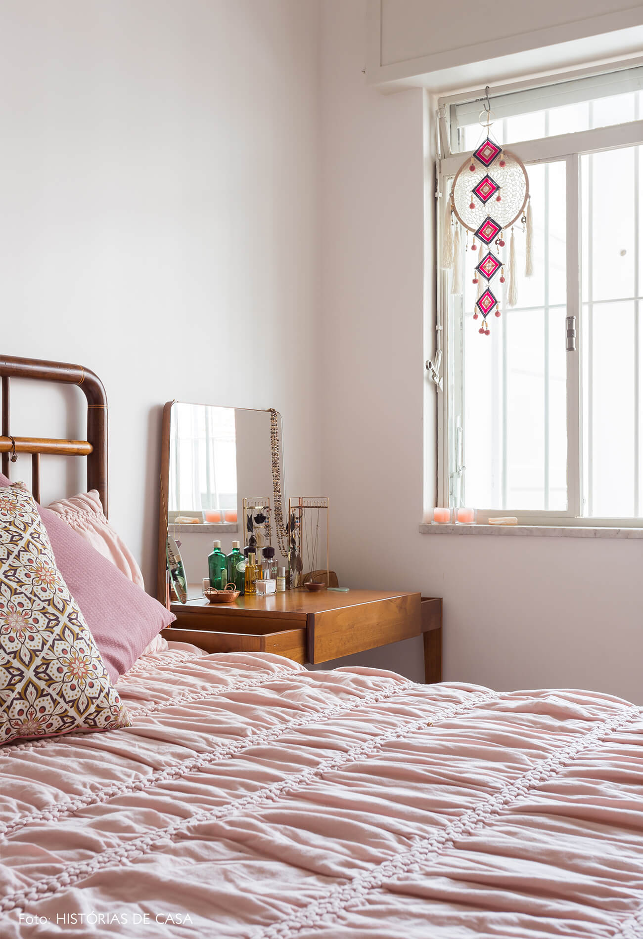 decoração quarto rosa com cama de madeira escura