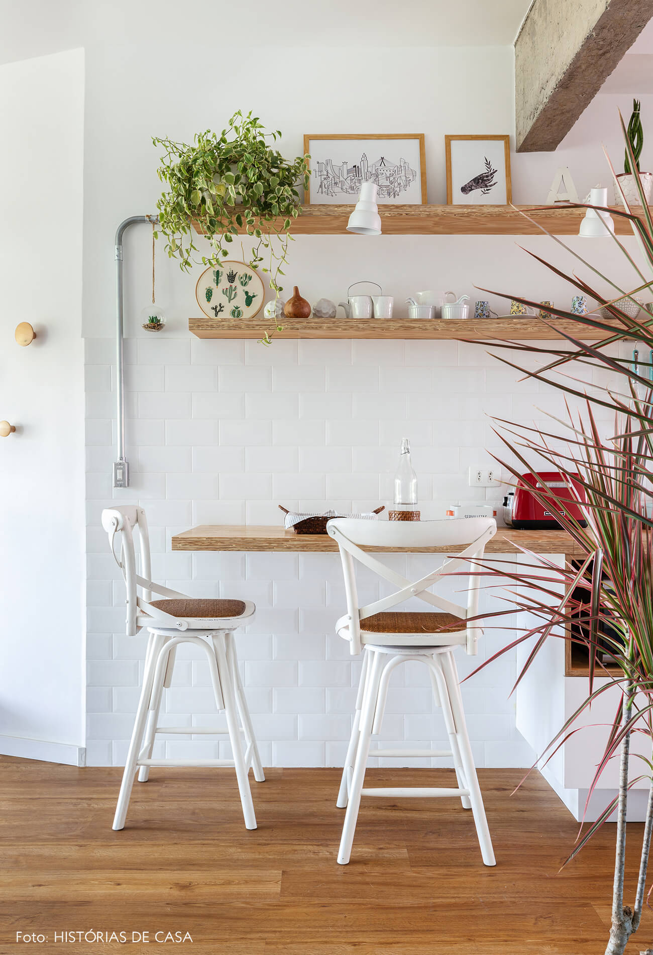 decoração cozinha com azulejo branco e prateleira de madeira