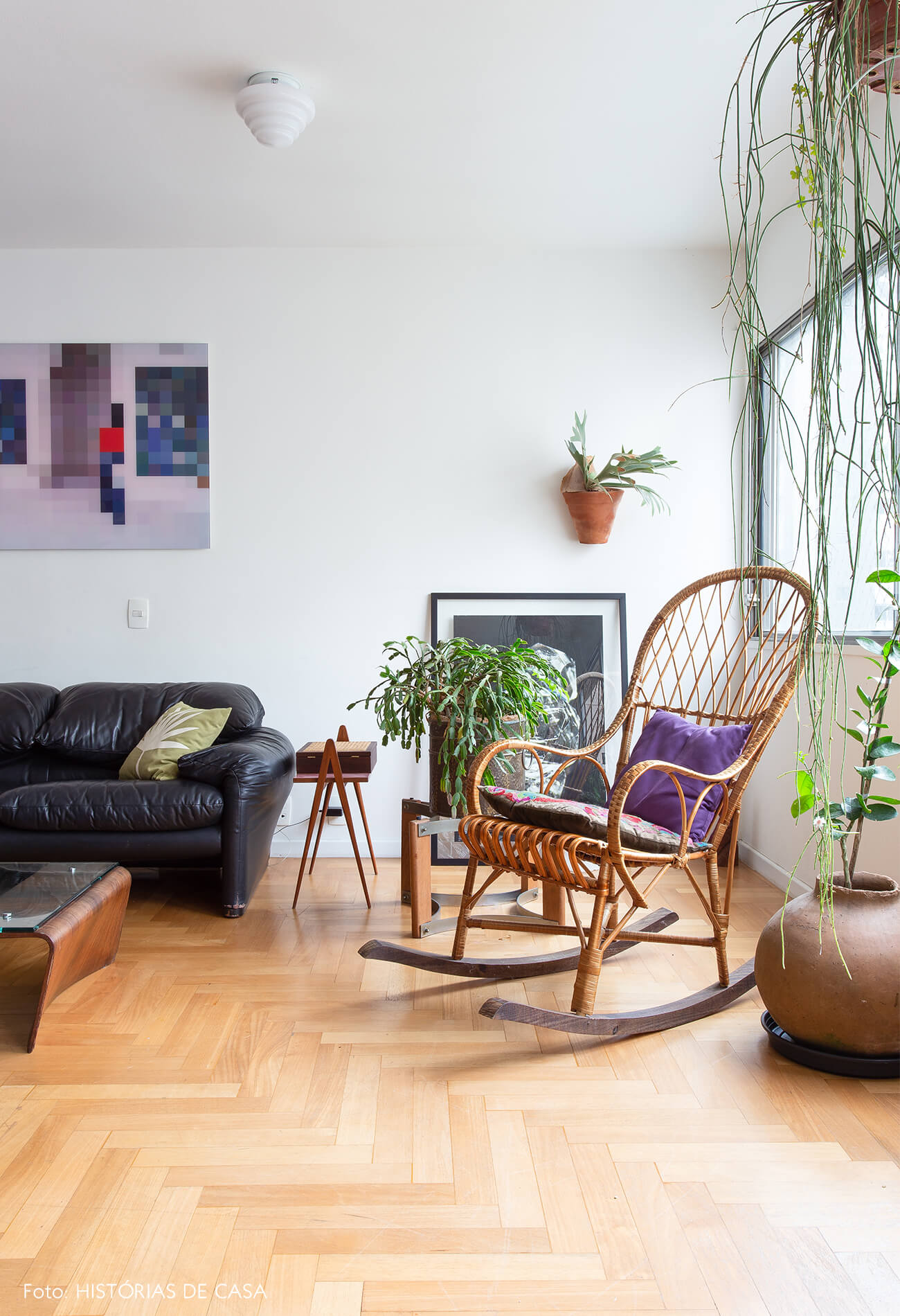 decoração sala com sofá de couro e cadeira de balanço de madeira