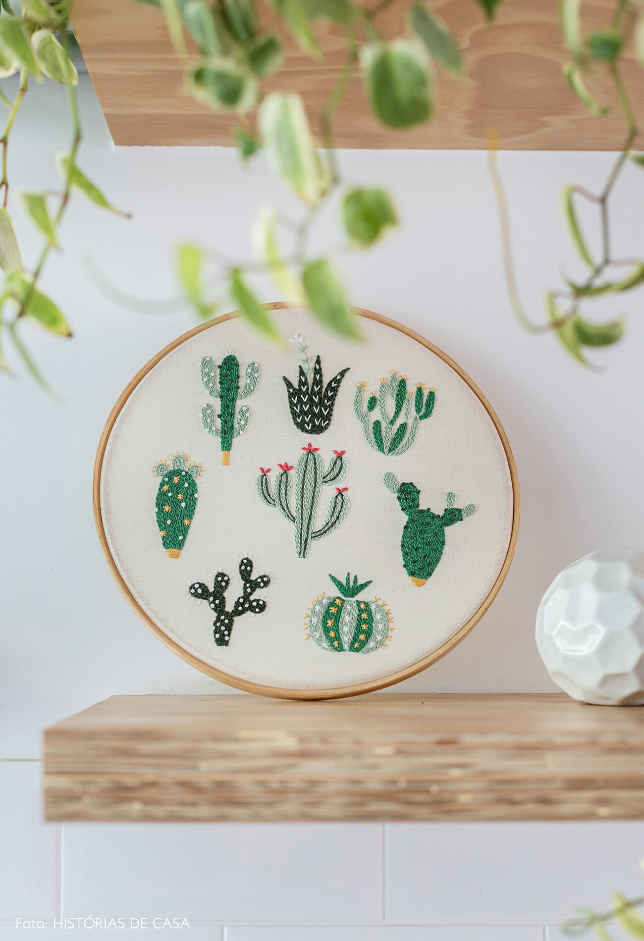 decoração cozinha com bastidor bordado em prateleira de madeira