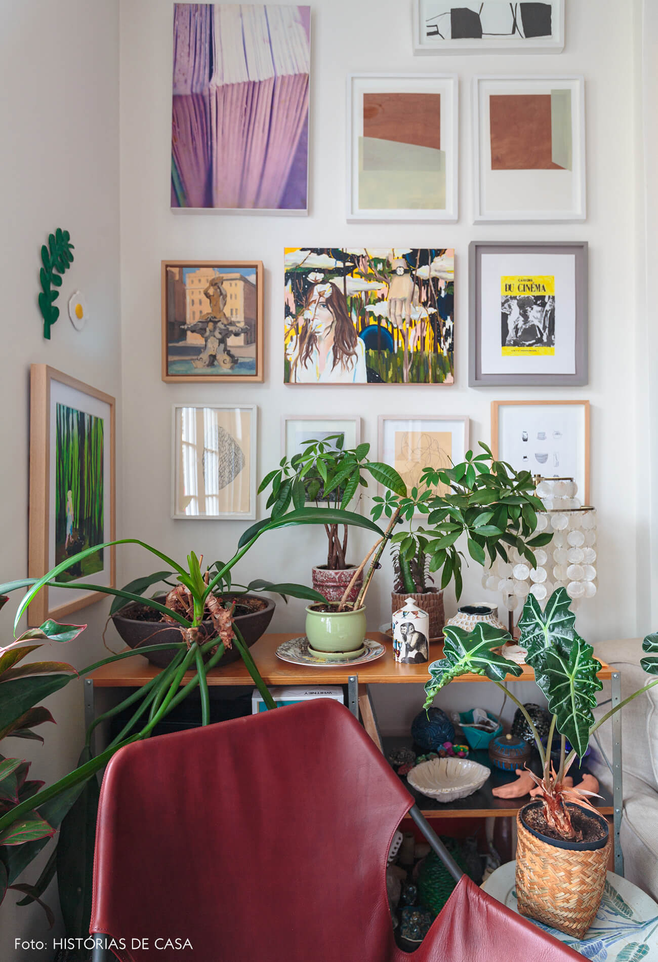 ap decoração sala colorida com muitos quadros e plantas cadeira paulistano